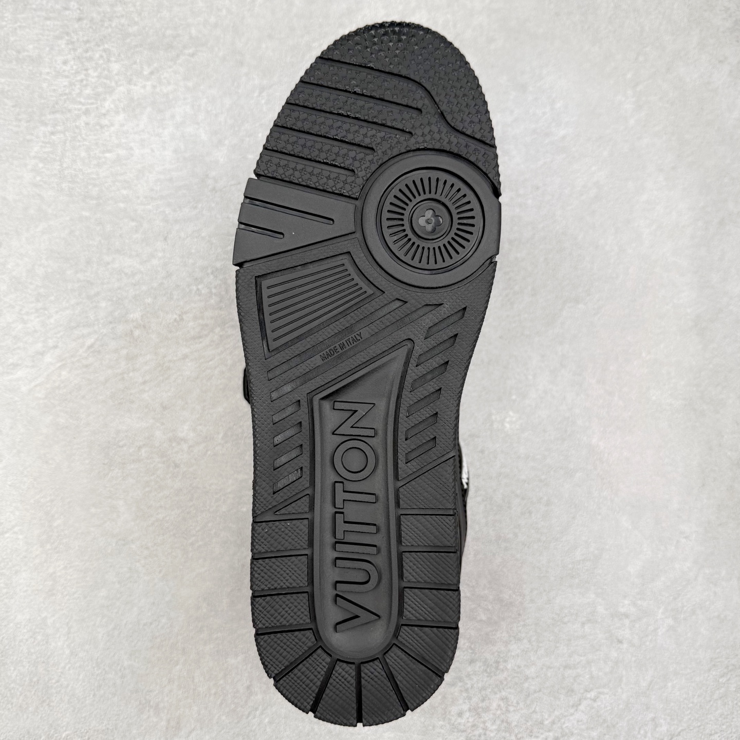 图片[9]-Louis Vuitton Trainer lv时装走秀运动鞋 完美鞋型超高的清洁度 零毛边线头瑕疵 全套原楦原纸版原鞋开模 全网最具灵魂的版型 正确原装黄色鞋盒 正确中底印花 鞋面印花3D高频深度立体 全鞋电脑针车 紧密相连 针距密度一致 环保乳胶注塑鞋垫 厚度脚感还原原版 皮面裁剪部位 统一油边封口工艺 原装橡胶大底含胶量大底组合零偏差 专柜全套包装 防尘袋 说明书 质保卡 男女鞋 尺码：35 36 37 38 39 40 41 42 43 44 45-选品中心