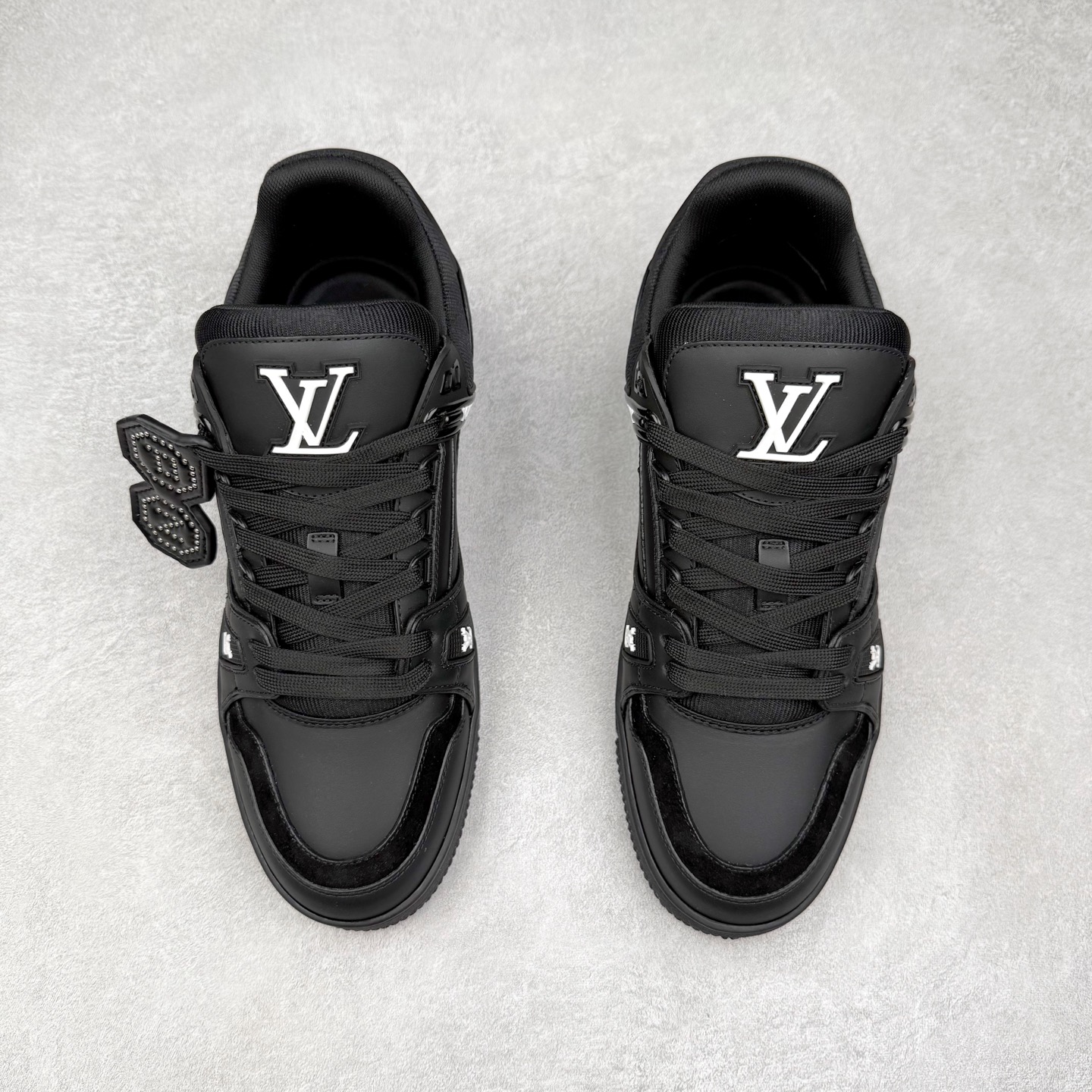 图片[2]-Louis Vuitton Trainer lv时装走秀运动鞋 完美鞋型超高的清洁度 零毛边线头瑕疵 全套原楦原纸版原鞋开模 全网最具灵魂的版型 正确原装黄色鞋盒 正确中底印花 鞋面印花3D高频深度立体 全鞋电脑针车 紧密相连 针距密度一致 环保乳胶注塑鞋垫 厚度脚感还原原版 皮面裁剪部位 统一油边封口工艺 原装橡胶大底含胶量大底组合零偏差 专柜全套包装 防尘袋 说明书 质保卡 男女鞋 尺码：35 36 37 38 39 40 41 42 43 44 45-选品中心