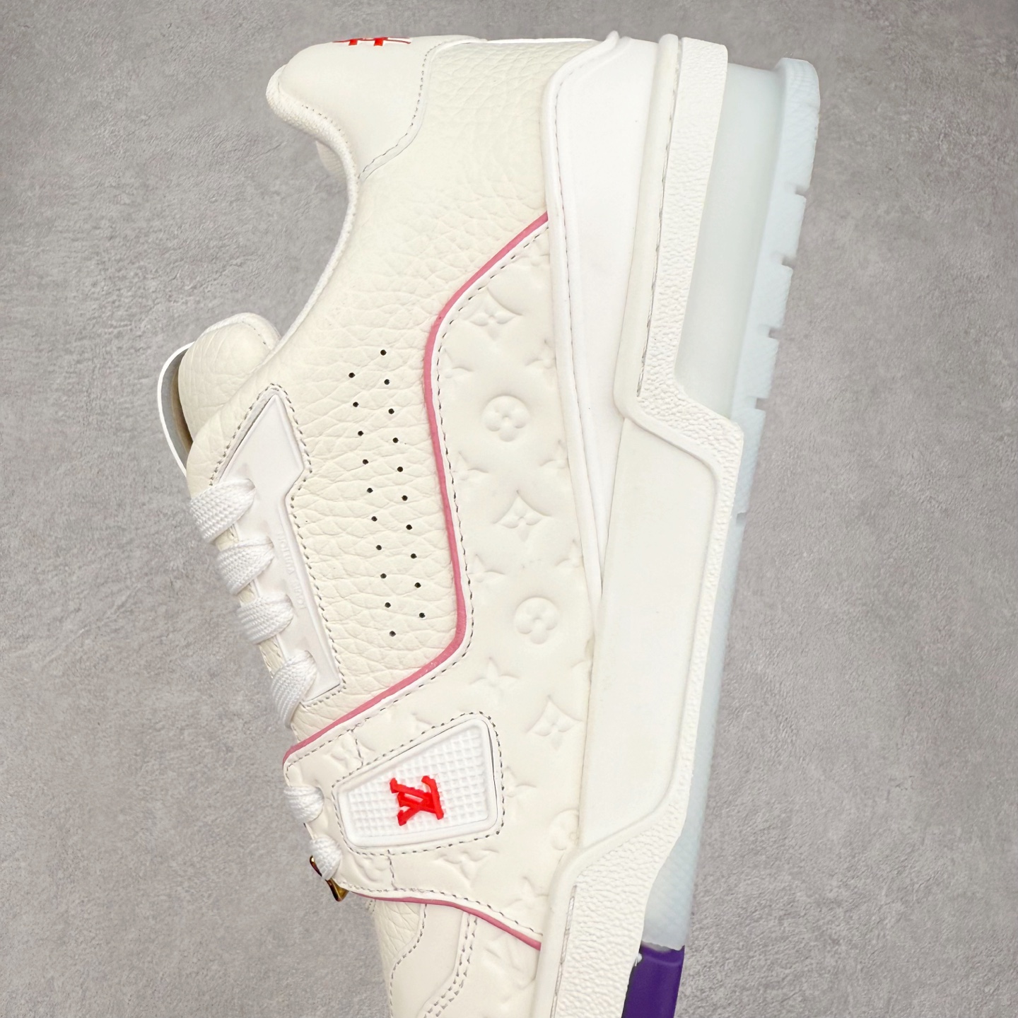 图片[7]-Louis Vuitton Trainer lv时装走秀运动鞋 完美鞋型超高的清洁度 零毛边线头瑕疵 全套原楦原纸版原鞋开模 全网最具灵魂的版型 正确原装黄色鞋盒 正确中底印花 鞋面印花3D高频深度立体 全鞋电脑针车 紧密相连 针距密度一致 环保乳胶注塑鞋垫 厚度脚感还原原版 皮面裁剪部位 统一油边封口工艺 原装橡胶大底含胶量大底组合零偏差 专柜全套包装 防尘袋 说明书 质保卡 男女鞋 尺码：35 36 37 38 39 40 41 42 43 44 45-选品中心