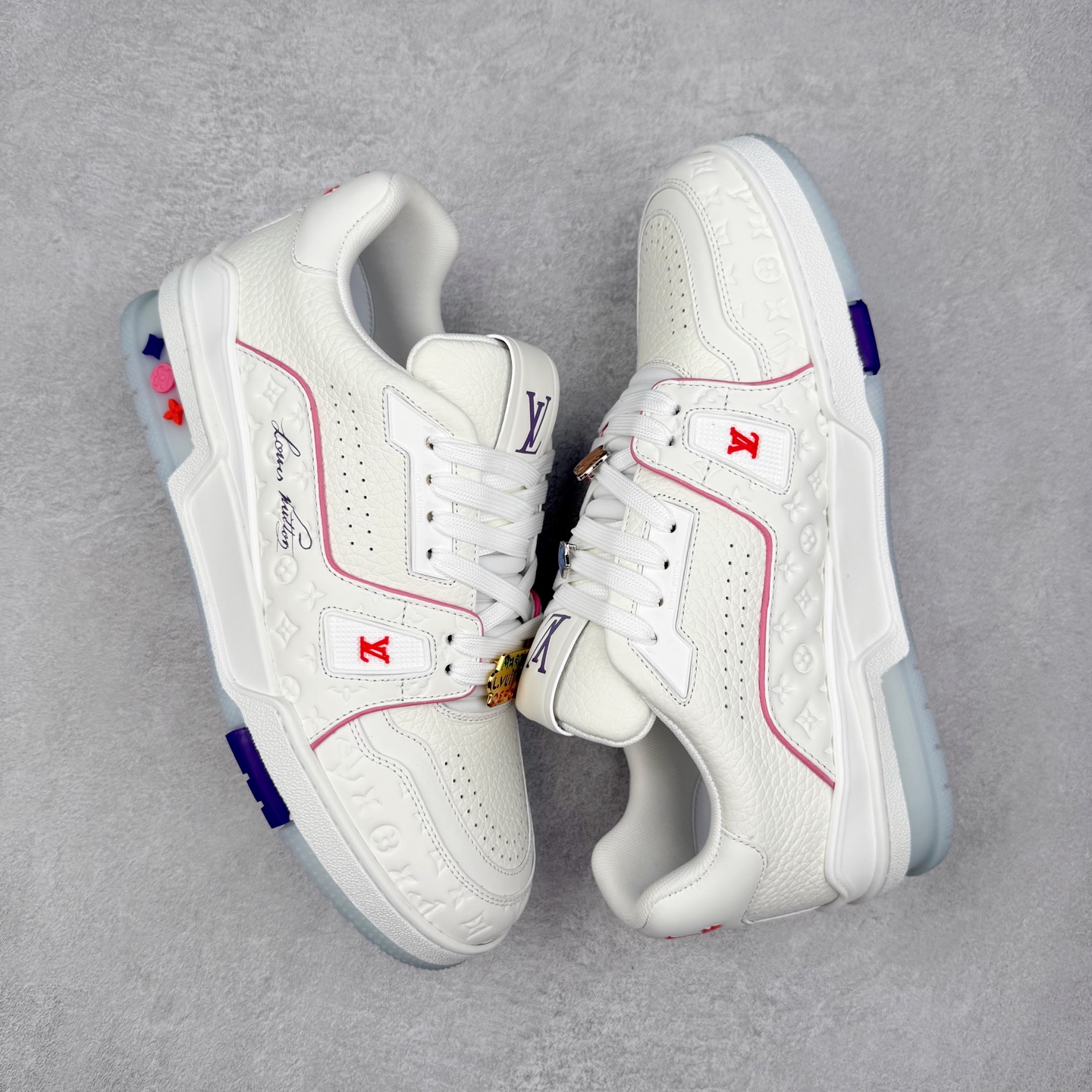 图片[3]-Louis Vuitton Trainer lv时装走秀运动鞋 完美鞋型超高的清洁度 零毛边线头瑕疵 全套原楦原纸版原鞋开模 全网最具灵魂的版型 正确原装黄色鞋盒 正确中底印花 鞋面印花3D高频深度立体 全鞋电脑针车 紧密相连 针距密度一致 环保乳胶注塑鞋垫 厚度脚感还原原版 皮面裁剪部位 统一油边封口工艺 原装橡胶大底含胶量大底组合零偏差 专柜全套包装 防尘袋 说明书 质保卡 男女鞋 尺码：35 36 37 38 39 40 41 42 43 44 45-选品中心