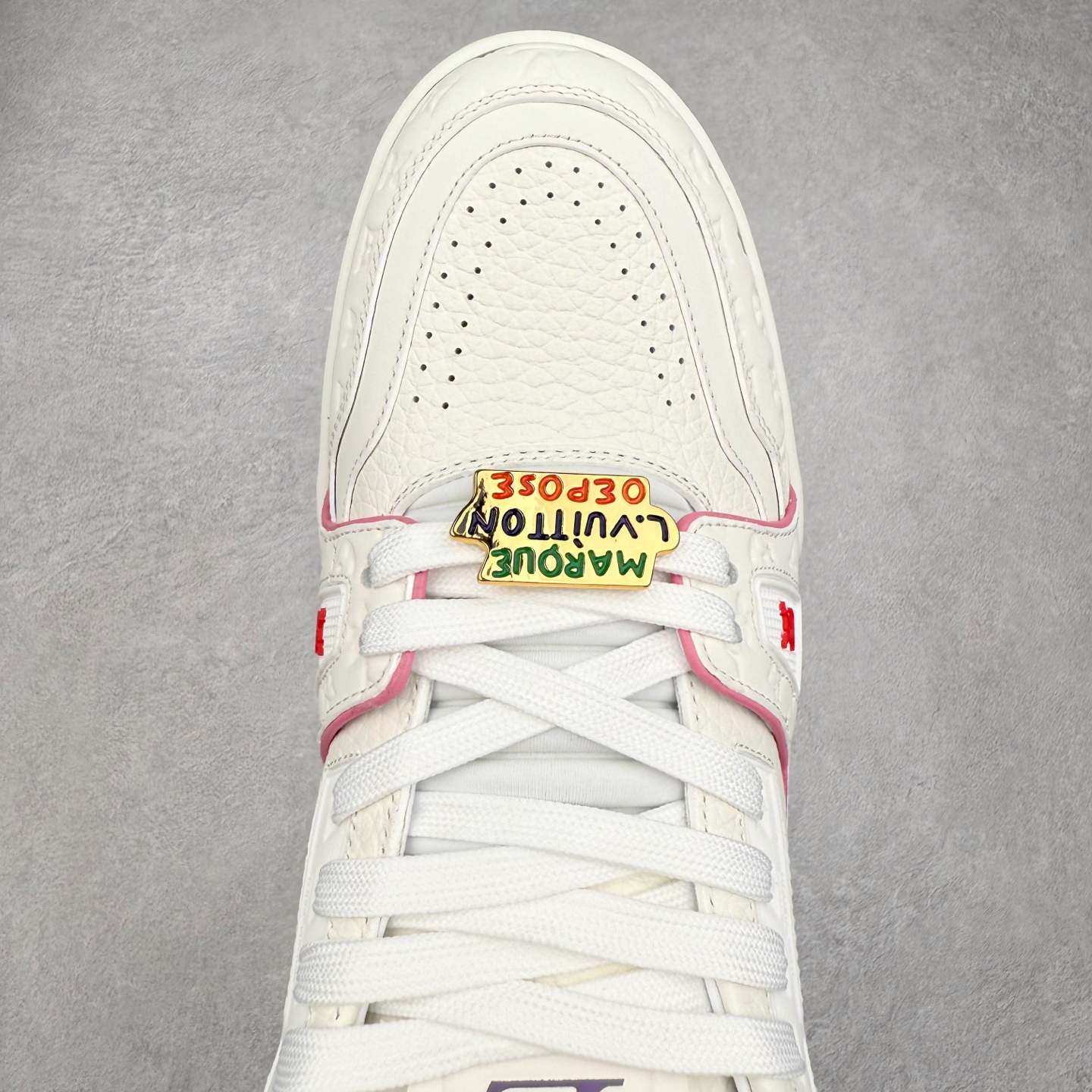 图片[4]-Louis Vuitton Trainer lv时装走秀运动鞋 完美鞋型超高的清洁度 零毛边线头瑕疵 全套原楦原纸版原鞋开模 全网最具灵魂的版型 正确原装黄色鞋盒 正确中底印花 鞋面印花3D高频深度立体 全鞋电脑针车 紧密相连 针距密度一致 环保乳胶注塑鞋垫 厚度脚感还原原版 皮面裁剪部位 统一油边封口工艺 原装橡胶大底含胶量大底组合零偏差 专柜全套包装 防尘袋 说明书 质保卡 男女鞋 尺码：35 36 37 38 39 40 41 42 43 44 45-选品中心