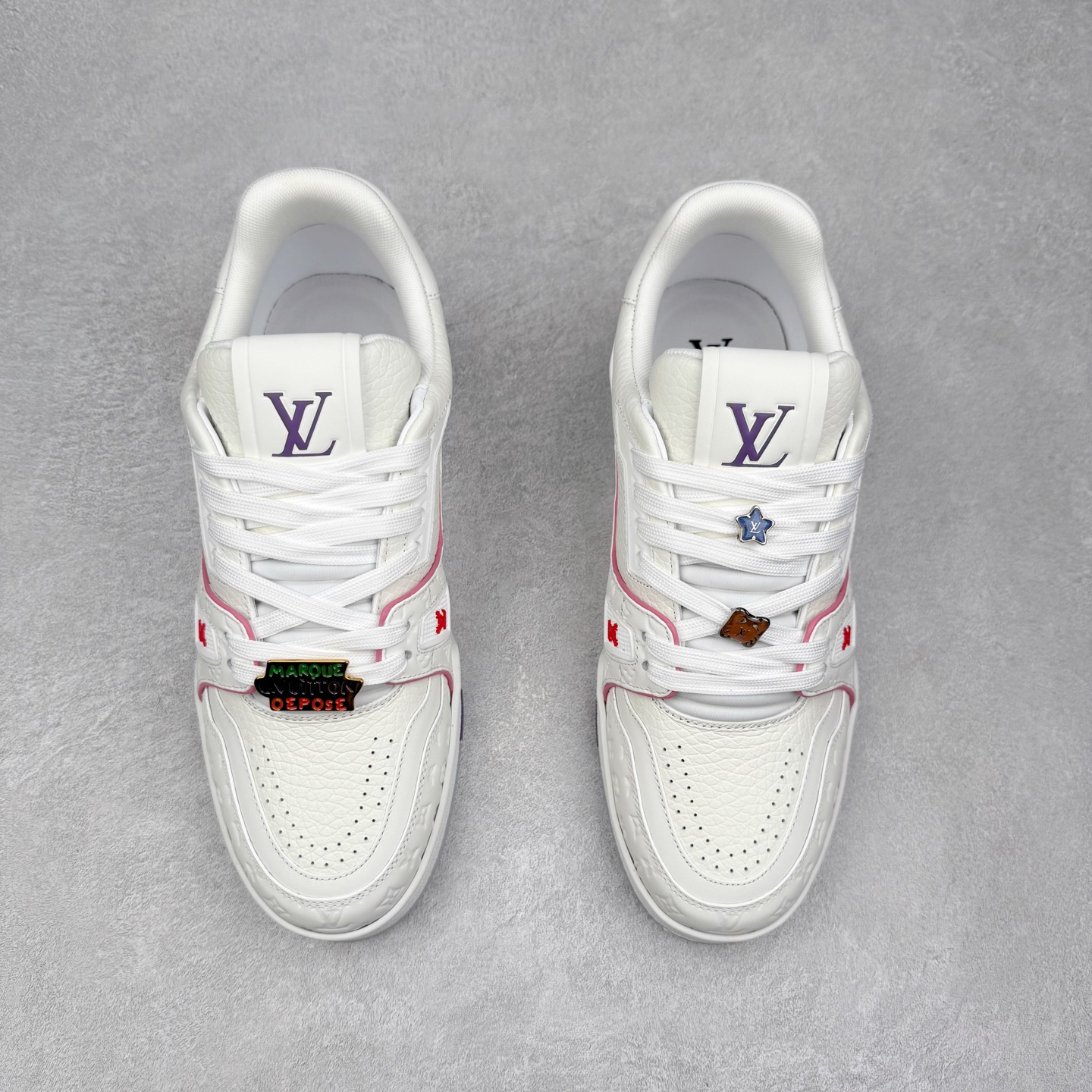 图片[2]-Louis Vuitton Trainer lv时装走秀运动鞋 完美鞋型超高的清洁度 零毛边线头瑕疵 全套原楦原纸版原鞋开模 全网最具灵魂的版型 正确原装黄色鞋盒 正确中底印花 鞋面印花3D高频深度立体 全鞋电脑针车 紧密相连 针距密度一致 环保乳胶注塑鞋垫 厚度脚感还原原版 皮面裁剪部位 统一油边封口工艺 原装橡胶大底含胶量大底组合零偏差 专柜全套包装 防尘袋 说明书 质保卡 男女鞋 尺码：35 36 37 38 39 40 41 42 43 44 45-选品中心