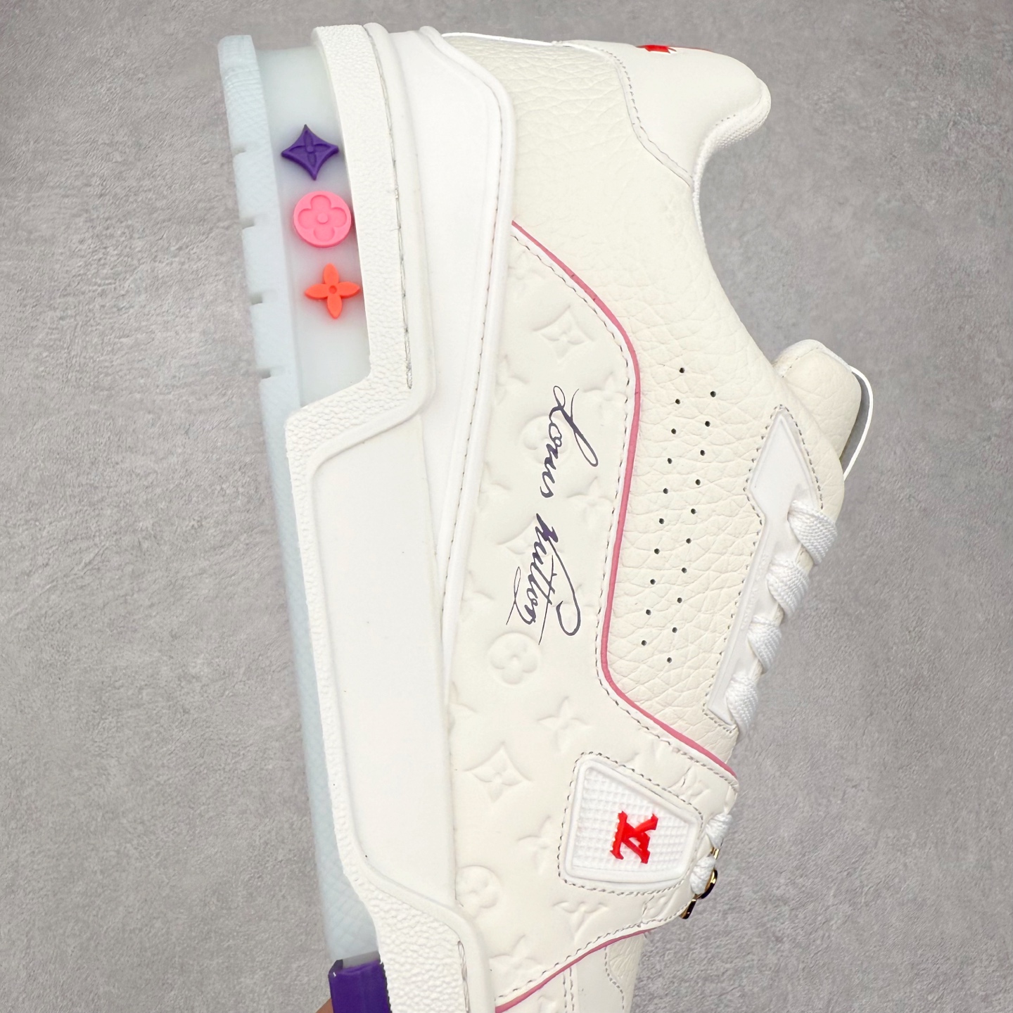 图片[6]-Louis Vuitton Trainer lv时装走秀运动鞋 完美鞋型超高的清洁度 零毛边线头瑕疵 全套原楦原纸版原鞋开模 全网最具灵魂的版型 正确原装黄色鞋盒 正确中底印花 鞋面印花3D高频深度立体 全鞋电脑针车 紧密相连 针距密度一致 环保乳胶注塑鞋垫 厚度脚感还原原版 皮面裁剪部位 统一油边封口工艺 原装橡胶大底含胶量大底组合零偏差 专柜全套包装 防尘袋 说明书 质保卡 男女鞋 尺码：35 36 37 38 39 40 41 42 43 44 45-选品中心