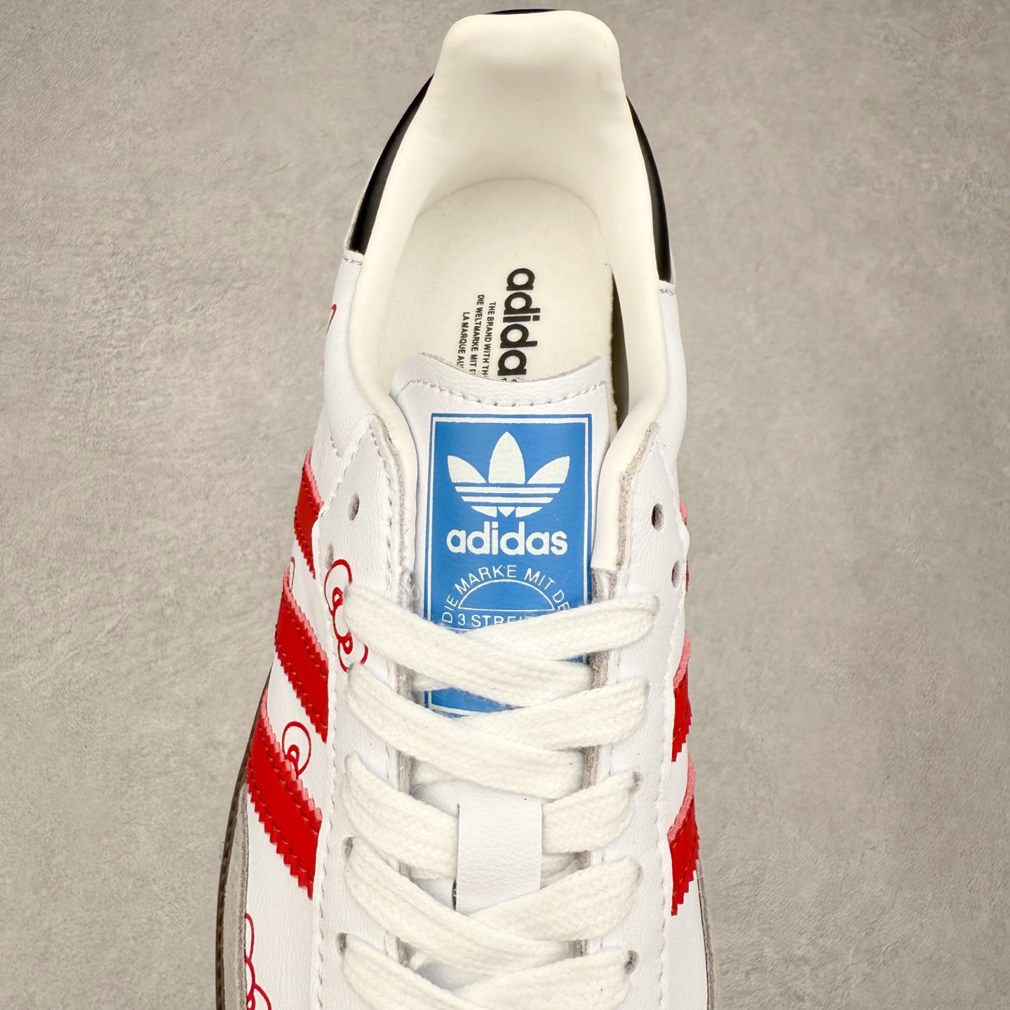 图片[5]-AD Original Samba OG 复古经典轻便板鞋 B75806 口碑大厂出品 品控大底版型不断改良更新 全套原纸板楦头开发 确保原汁原味 完美呈现桑巴版型 一比一鞋头弧度高度鞋身弧度 此版本只针对中端市场 皮料材质有所更替 其他数据细节工艺流程均保持一致 绝不口嗨 细节品控鞋型随意对比 正确烫金高频细节 原装纳米超迁皮料 独家私模橡胶大底 原盒原配 这款桑巴鞋展示了高质量的工艺 带有装饰的超锁缝制和无缝的手感 柔软、柔软的皮革造型和标志性的3条纹完成了精致的外观 正规合身鞋带 鞋面上有绒面鞋垫 橡胶鞋底 享受正畸套筒软感 自50年代首次亮相以来就一直在赢得粉丝的青睐 尺码：35.5 36 36.5 37.5 38 38.5 39 40 40.5 41 42 42.5 43 44 44.5 45-选品中心