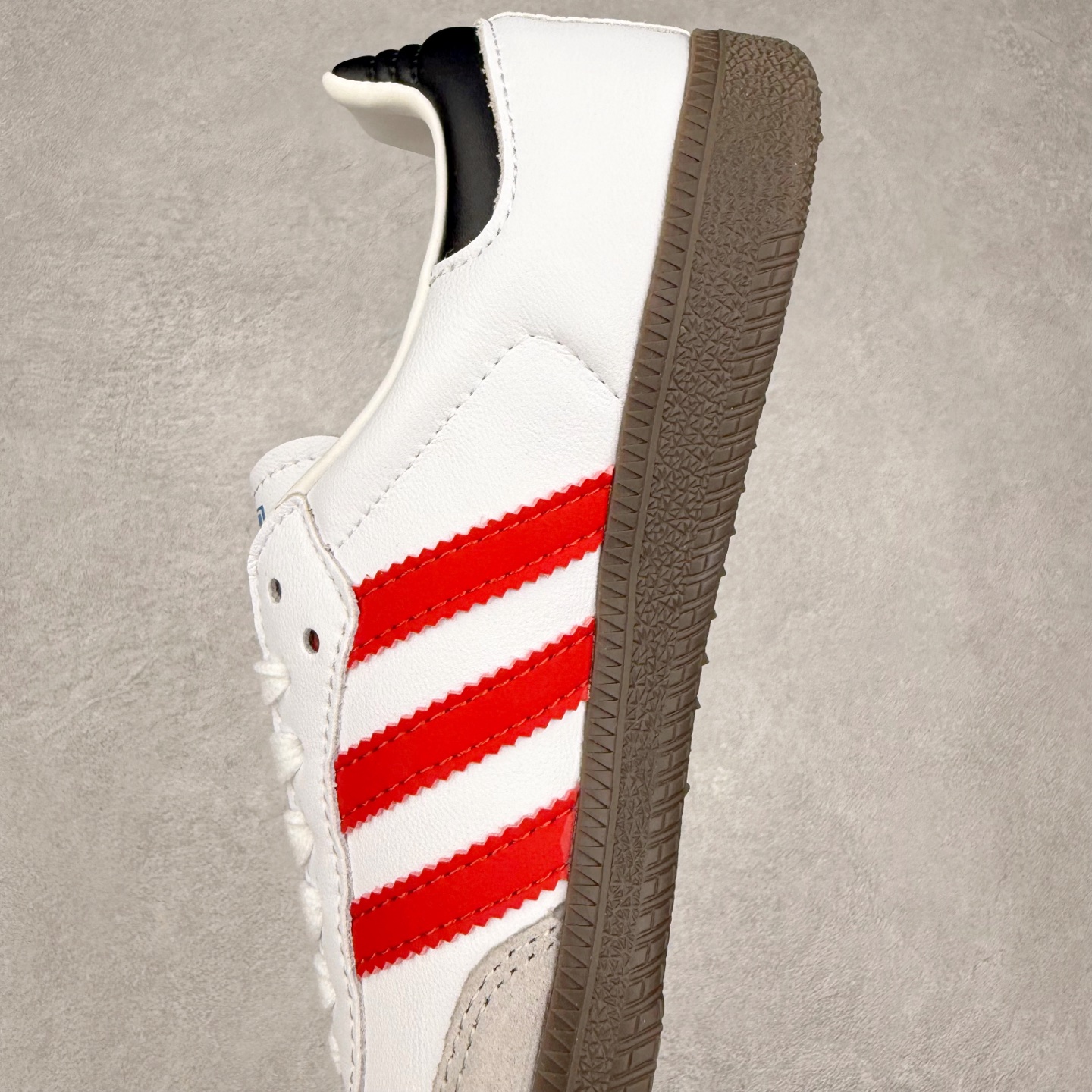 图片[7]-AD Original Samba OG 复古经典轻便板鞋 B75806 口碑大厂出品 品控大底版型不断改良更新 全套原纸板楦头开发 确保原汁原味 完美呈现桑巴版型 一比一鞋头弧度高度鞋身弧度 此版本只针对中端市场 皮料材质有所更替 其他数据细节工艺流程均保持一致 绝不口嗨 细节品控鞋型随意对比 正确烫金高频细节 原装纳米超迁皮料 独家私模橡胶大底 原盒原配 这款桑巴鞋展示了高质量的工艺 带有装饰的超锁缝制和无缝的手感 柔软、柔软的皮革造型和标志性的3条纹完成了精致的外观 正规合身鞋带 鞋面上有绒面鞋垫 橡胶鞋底 享受正畸套筒软感 自50年代首次亮相以来就一直在赢得粉丝的青睐 尺码：35.5 36 36.5 37.5 38 38.5 39 40 40.5 41 42 42.5 43 44 44.5 45-选品中心