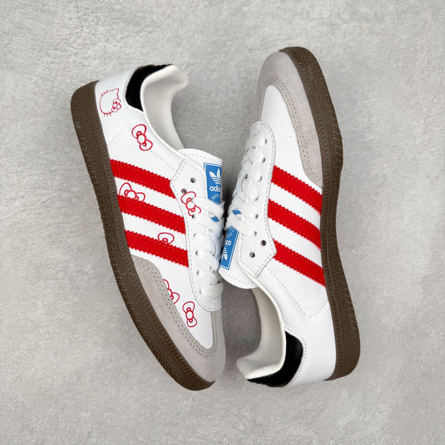 图片[3]-AD Original Samba OG 复古经典轻便板鞋 B75806 口碑大厂出品 品控大底版型不断改良更新 全套原纸板楦头开发 确保原汁原味 完美呈现桑巴版型 一比一鞋头弧度高度鞋身弧度 此版本只针对中端市场 皮料材质有所更替 其他数据细节工艺流程均保持一致 绝不口嗨 细节品控鞋型随意对比 正确烫金高频细节 原装纳米超迁皮料 独家私模橡胶大底 原盒原配 这款桑巴鞋展示了高质量的工艺 带有装饰的超锁缝制和无缝的手感 柔软、柔软的皮革造型和标志性的3条纹完成了精致的外观 正规合身鞋带 鞋面上有绒面鞋垫 橡胶鞋底 享受正畸套筒软感 自50年代首次亮相以来就一直在赢得粉丝的青睐 尺码：35.5 36 36.5 37.5 38 38.5 39 40 40.5 41 42 42.5 43 44 44.5 45-选品中心