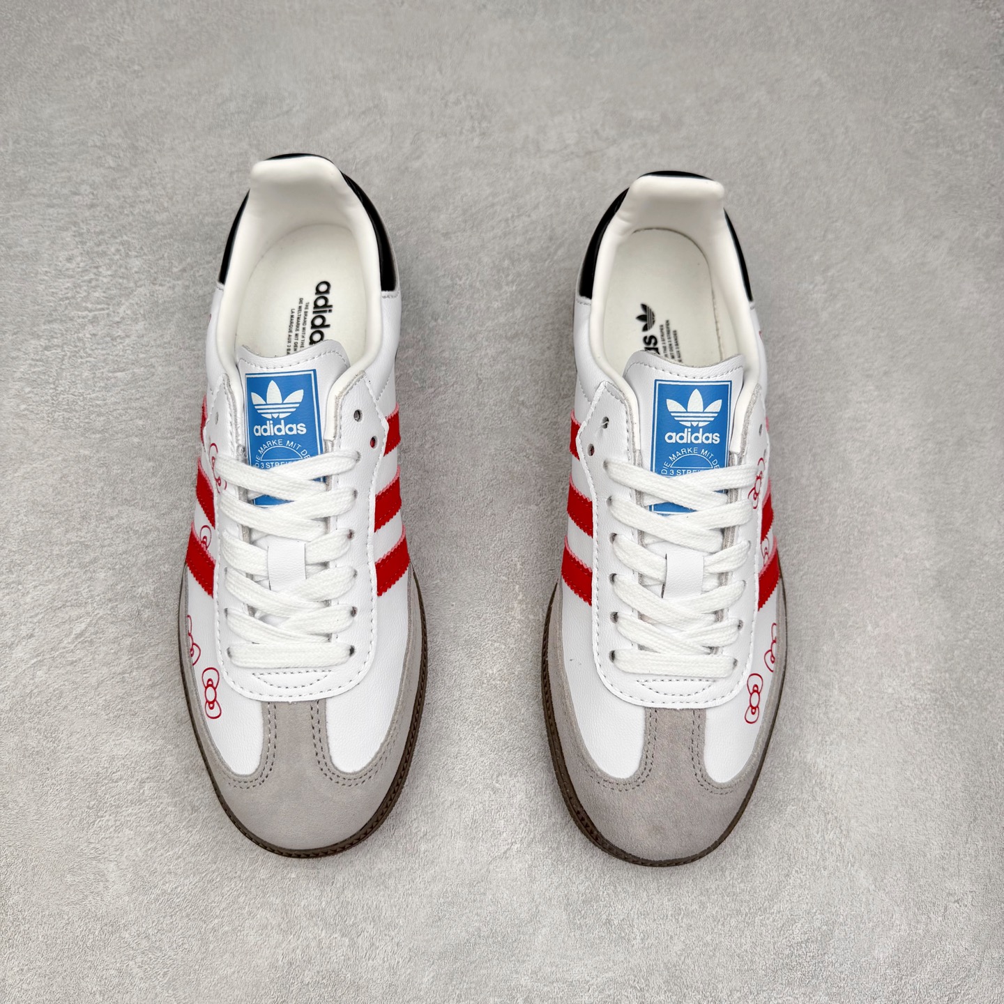 图片[2]-AD Original Samba OG 复古经典轻便板鞋 B75806 口碑大厂出品 品控大底版型不断改良更新 全套原纸板楦头开发 确保原汁原味 完美呈现桑巴版型 一比一鞋头弧度高度鞋身弧度 此版本只针对中端市场 皮料材质有所更替 其他数据细节工艺流程均保持一致 绝不口嗨 细节品控鞋型随意对比 正确烫金高频细节 原装纳米超迁皮料 独家私模橡胶大底 原盒原配 这款桑巴鞋展示了高质量的工艺 带有装饰的超锁缝制和无缝的手感 柔软、柔软的皮革造型和标志性的3条纹完成了精致的外观 正规合身鞋带 鞋面上有绒面鞋垫 橡胶鞋底 享受正畸套筒软感 自50年代首次亮相以来就一直在赢得粉丝的青睐 尺码：35.5 36 36.5 37.5 38 38.5 39 40 40.5 41 42 42.5 43 44 44.5 45-选品中心