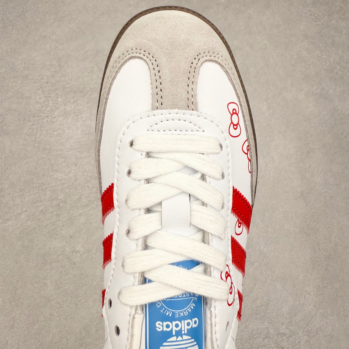 图片[4]-AD Original Samba OG 复古经典轻便板鞋 B75806 口碑大厂出品 品控大底版型不断改良更新 全套原纸板楦头开发 确保原汁原味 完美呈现桑巴版型 一比一鞋头弧度高度鞋身弧度 此版本只针对中端市场 皮料材质有所更替 其他数据细节工艺流程均保持一致 绝不口嗨 细节品控鞋型随意对比 正确烫金高频细节 原装纳米超迁皮料 独家私模橡胶大底 原盒原配 这款桑巴鞋展示了高质量的工艺 带有装饰的超锁缝制和无缝的手感 柔软、柔软的皮革造型和标志性的3条纹完成了精致的外观 正规合身鞋带 鞋面上有绒面鞋垫 橡胶鞋底 享受正畸套筒软感 自50年代首次亮相以来就一直在赢得粉丝的青睐 尺码：35.5 36 36.5 37.5 38 38.5 39 40 40.5 41 42 42.5 43 44 44.5 45-选品中心