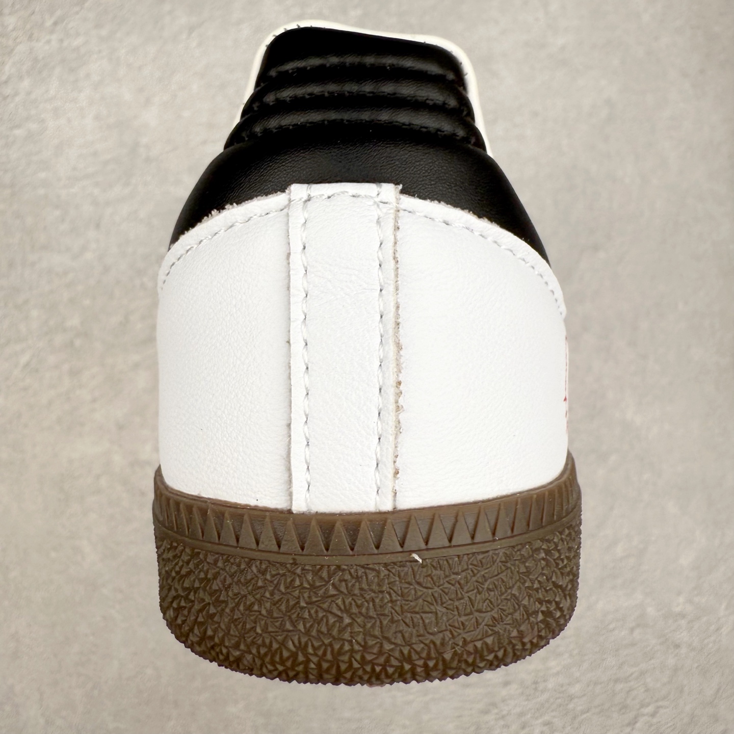 图片[8]-AD Original Samba OG 复古经典轻便板鞋 B75806 口碑大厂出品 品控大底版型不断改良更新 全套原纸板楦头开发 确保原汁原味 完美呈现桑巴版型 一比一鞋头弧度高度鞋身弧度 此版本只针对中端市场 皮料材质有所更替 其他数据细节工艺流程均保持一致 绝不口嗨 细节品控鞋型随意对比 正确烫金高频细节 原装纳米超迁皮料 独家私模橡胶大底 原盒原配 这款桑巴鞋展示了高质量的工艺 带有装饰的超锁缝制和无缝的手感 柔软、柔软的皮革造型和标志性的3条纹完成了精致的外观 正规合身鞋带 鞋面上有绒面鞋垫 橡胶鞋底 享受正畸套筒软感 自50年代首次亮相以来就一直在赢得粉丝的青睐 尺码：35.5 36 36.5 37.5 38 38.5 39 40 40.5 41 42 42.5 43 44 44.5 45-选品中心