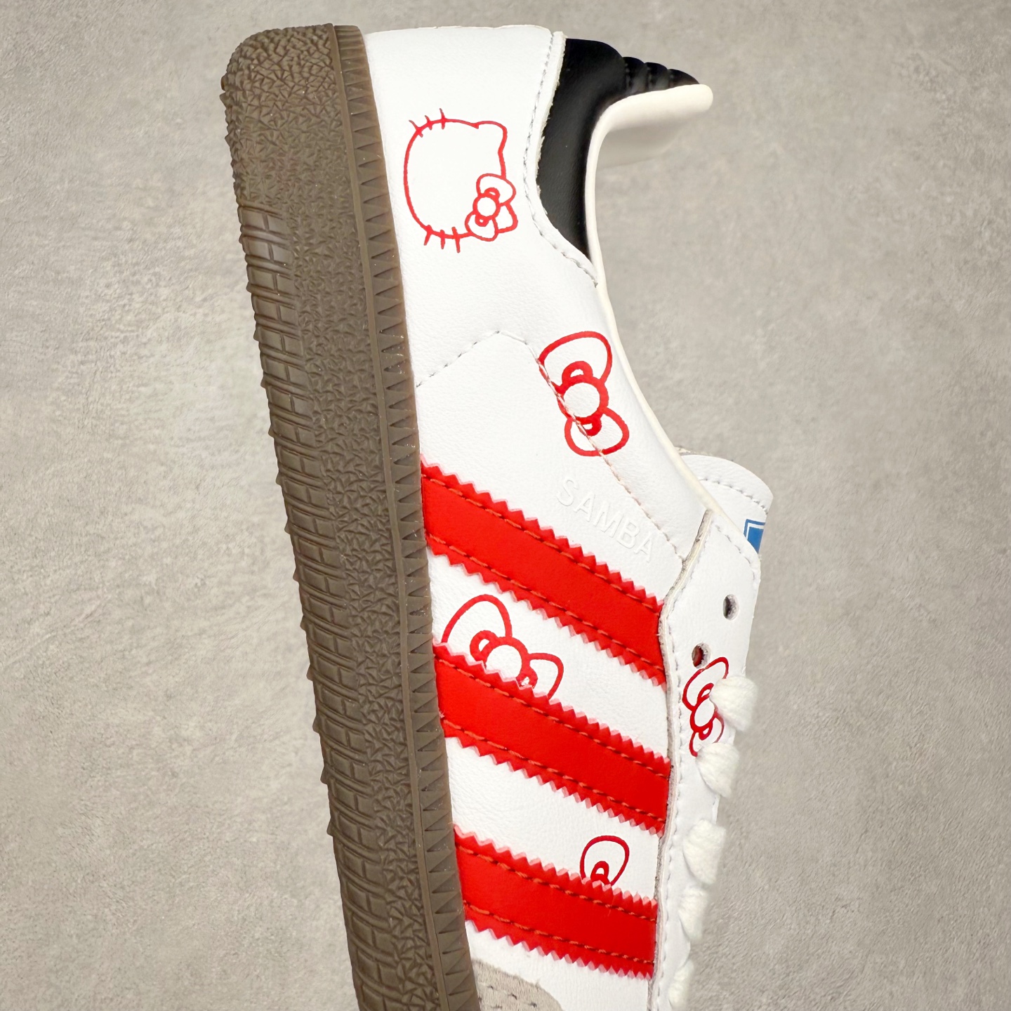 图片[6]-AD Original Samba OG 复古经典轻便板鞋 B75806 口碑大厂出品 品控大底版型不断改良更新 全套原纸板楦头开发 确保原汁原味 完美呈现桑巴版型 一比一鞋头弧度高度鞋身弧度 此版本只针对中端市场 皮料材质有所更替 其他数据细节工艺流程均保持一致 绝不口嗨 细节品控鞋型随意对比 正确烫金高频细节 原装纳米超迁皮料 独家私模橡胶大底 原盒原配 这款桑巴鞋展示了高质量的工艺 带有装饰的超锁缝制和无缝的手感 柔软、柔软的皮革造型和标志性的3条纹完成了精致的外观 正规合身鞋带 鞋面上有绒面鞋垫 橡胶鞋底 享受正畸套筒软感 自50年代首次亮相以来就一直在赢得粉丝的青睐 尺码：35.5 36 36.5 37.5 38 38.5 39 40 40.5 41 42 42.5 43 44 44.5 45-选品中心