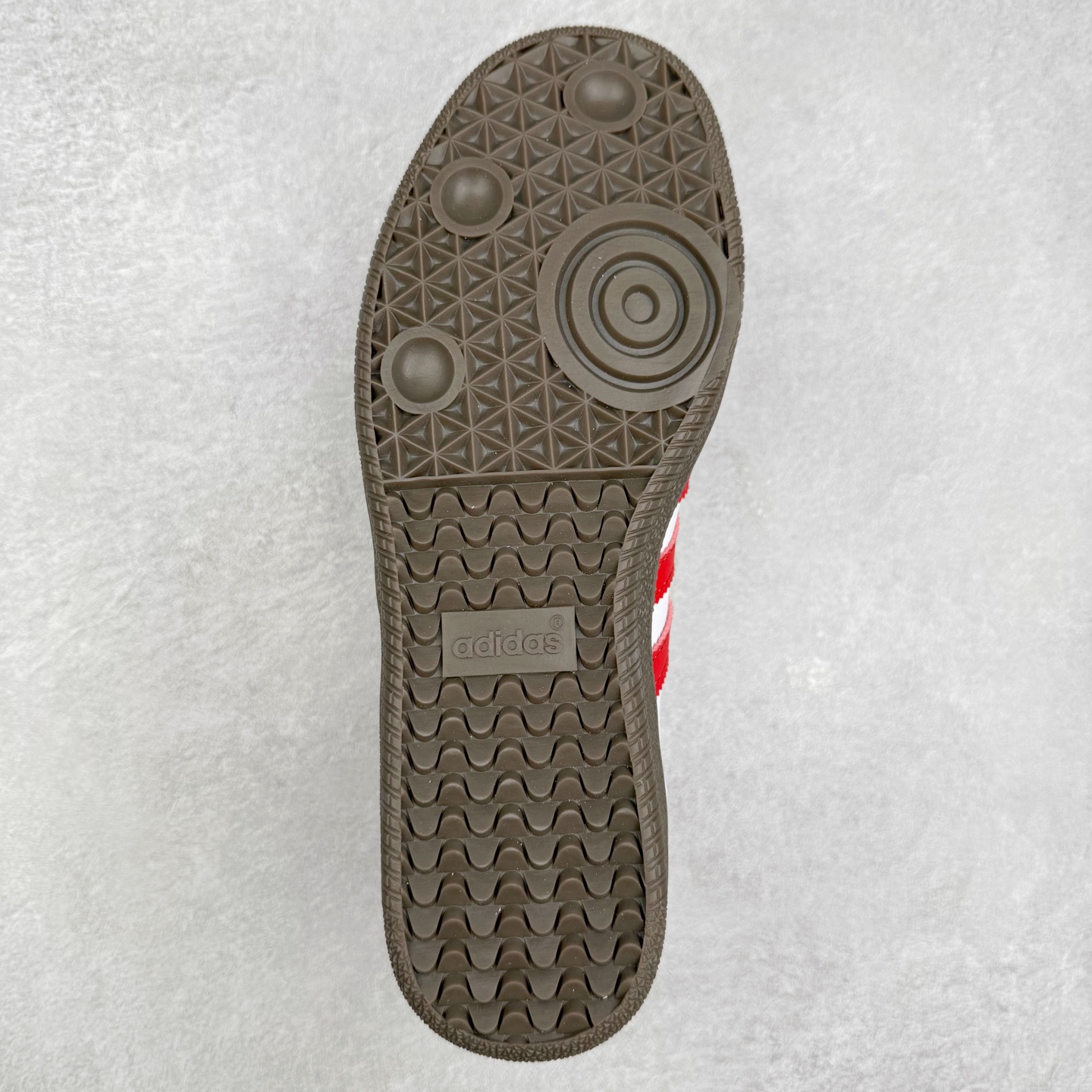 图片[9]-AD Original Samba OG 复古经典轻便板鞋 B75806 口碑大厂出品 品控大底版型不断改良更新 全套原纸板楦头开发 确保原汁原味 完美呈现桑巴版型 一比一鞋头弧度高度鞋身弧度 此版本只针对中端市场 皮料材质有所更替 其他数据细节工艺流程均保持一致 绝不口嗨 细节品控鞋型随意对比 正确烫金高频细节 原装纳米超迁皮料 独家私模橡胶大底 原盒原配 这款桑巴鞋展示了高质量的工艺 带有装饰的超锁缝制和无缝的手感 柔软、柔软的皮革造型和标志性的3条纹完成了精致的外观 正规合身鞋带 鞋面上有绒面鞋垫 橡胶鞋底 享受正畸套筒软感 自50年代首次亮相以来就一直在赢得粉丝的青睐 尺码：35.5 36 36.5 37.5 38 38.5 39 40 40.5 41 42 42.5 43 44 44.5 45-选品中心