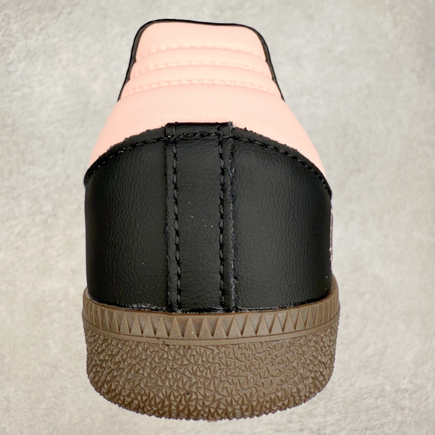 图片[8]-AD Original Samba OG 复古经典轻便板鞋 B75807 口碑大厂出品 品控大底版型不断改良更新 全套原纸板楦头开发 确保原汁原味 完美呈现桑巴版型 一比一鞋头弧度高度鞋身弧度 此版本只针对中端市场 皮料材质有所更替 其他数据细节工艺流程均保持一致 绝不口嗨 细节品控鞋型随意对比 正确烫金高频细节 原装纳米超迁皮料 独家私模橡胶大底 原盒原配 这款桑巴鞋展示了高质量的工艺 带有装饰的超锁缝制和无缝的手感 柔软、柔软的皮革造型和标志性的3条纹完成了精致的外观 正规合身鞋带 鞋面上有绒面鞋垫 橡胶鞋底 享受正畸套筒软感 自50年代首次亮相以来就一直在赢得粉丝的青睐 尺码：35.5 36 36.5 37.5 38 38.5 39 40 40.5 41 42 42.5 43 44 44.5 45-选品中心