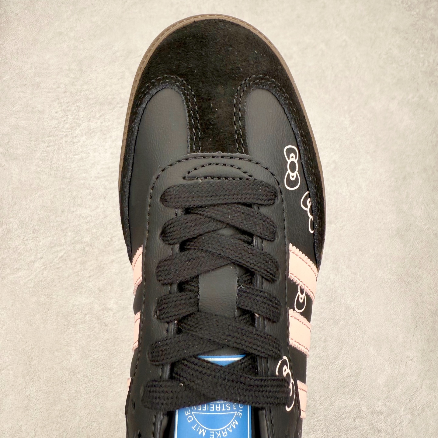 图片[4]-AD Original Samba OG 复古经典轻便板鞋 B75807 口碑大厂出品 品控大底版型不断改良更新 全套原纸板楦头开发 确保原汁原味 完美呈现桑巴版型 一比一鞋头弧度高度鞋身弧度 此版本只针对中端市场 皮料材质有所更替 其他数据细节工艺流程均保持一致 绝不口嗨 细节品控鞋型随意对比 正确烫金高频细节 原装纳米超迁皮料 独家私模橡胶大底 原盒原配 这款桑巴鞋展示了高质量的工艺 带有装饰的超锁缝制和无缝的手感 柔软、柔软的皮革造型和标志性的3条纹完成了精致的外观 正规合身鞋带 鞋面上有绒面鞋垫 橡胶鞋底 享受正畸套筒软感 自50年代首次亮相以来就一直在赢得粉丝的青睐 尺码：35.5 36 36.5 37.5 38 38.5 39 40 40.5 41 42 42.5 43 44 44.5 45-选品中心