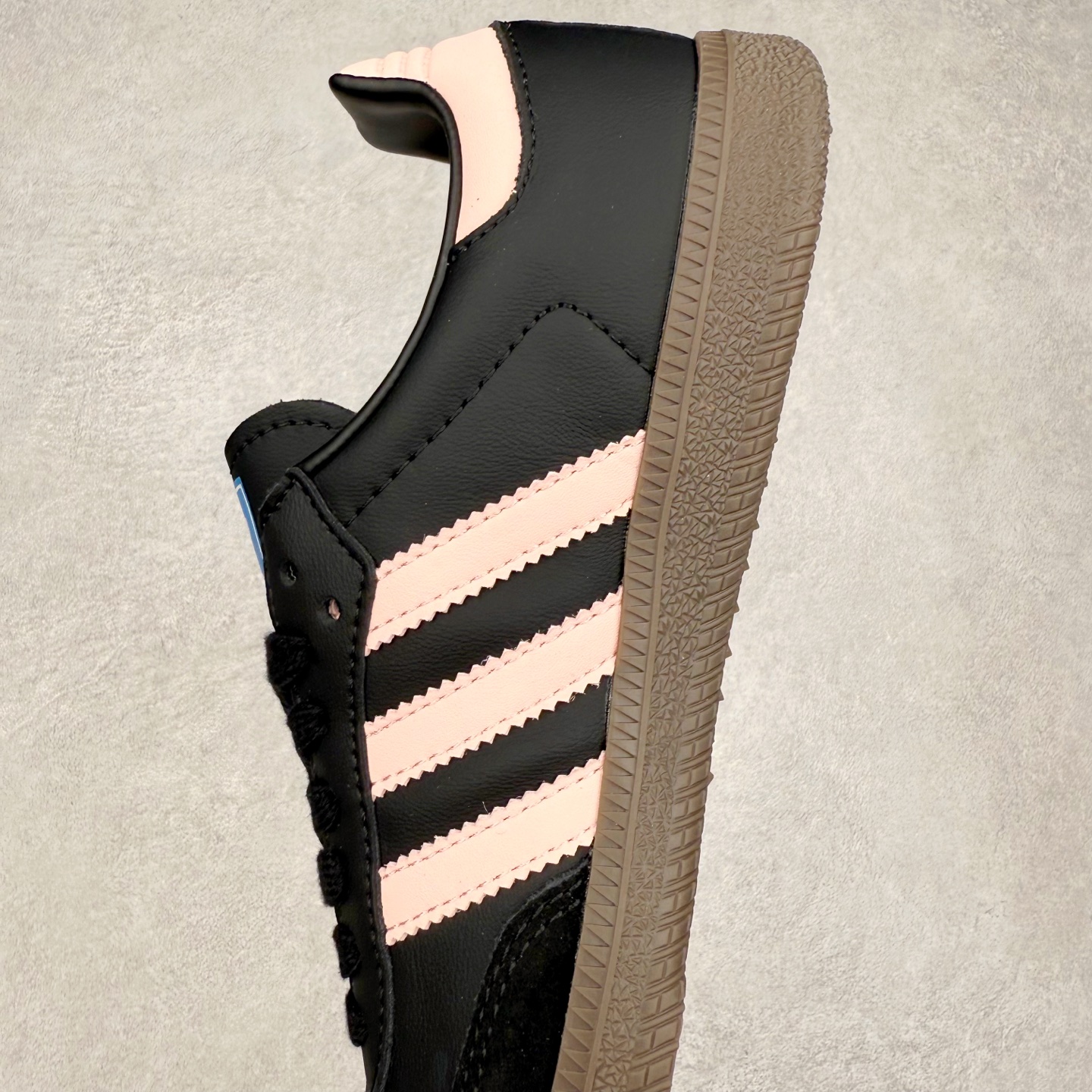 图片[7]-AD Original Samba OG 复古经典轻便板鞋 B75807 口碑大厂出品 品控大底版型不断改良更新 全套原纸板楦头开发 确保原汁原味 完美呈现桑巴版型 一比一鞋头弧度高度鞋身弧度 此版本只针对中端市场 皮料材质有所更替 其他数据细节工艺流程均保持一致 绝不口嗨 细节品控鞋型随意对比 正确烫金高频细节 原装纳米超迁皮料 独家私模橡胶大底 原盒原配 这款桑巴鞋展示了高质量的工艺 带有装饰的超锁缝制和无缝的手感 柔软、柔软的皮革造型和标志性的3条纹完成了精致的外观 正规合身鞋带 鞋面上有绒面鞋垫 橡胶鞋底 享受正畸套筒软感 自50年代首次亮相以来就一直在赢得粉丝的青睐 尺码：35.5 36 36.5 37.5 38 38.5 39 40 40.5 41 42 42.5 43 44 44.5 45-选品中心