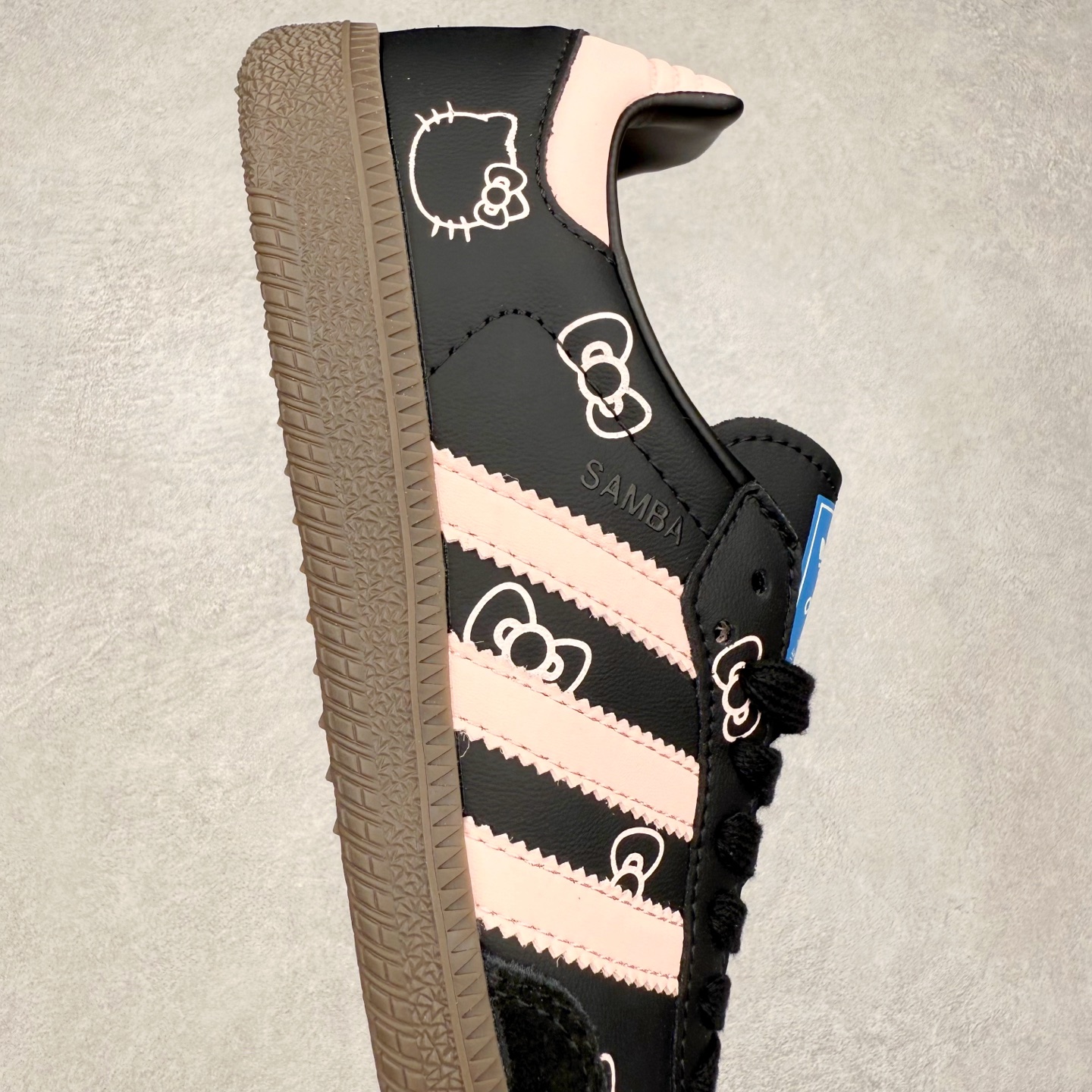 图片[6]-AD Original Samba OG 复古经典轻便板鞋 B75807 口碑大厂出品 品控大底版型不断改良更新 全套原纸板楦头开发 确保原汁原味 完美呈现桑巴版型 一比一鞋头弧度高度鞋身弧度 此版本只针对中端市场 皮料材质有所更替 其他数据细节工艺流程均保持一致 绝不口嗨 细节品控鞋型随意对比 正确烫金高频细节 原装纳米超迁皮料 独家私模橡胶大底 原盒原配 这款桑巴鞋展示了高质量的工艺 带有装饰的超锁缝制和无缝的手感 柔软、柔软的皮革造型和标志性的3条纹完成了精致的外观 正规合身鞋带 鞋面上有绒面鞋垫 橡胶鞋底 享受正畸套筒软感 自50年代首次亮相以来就一直在赢得粉丝的青睐 尺码：35.5 36 36.5 37.5 38 38.5 39 40 40.5 41 42 42.5 43 44 44.5 45-选品中心
