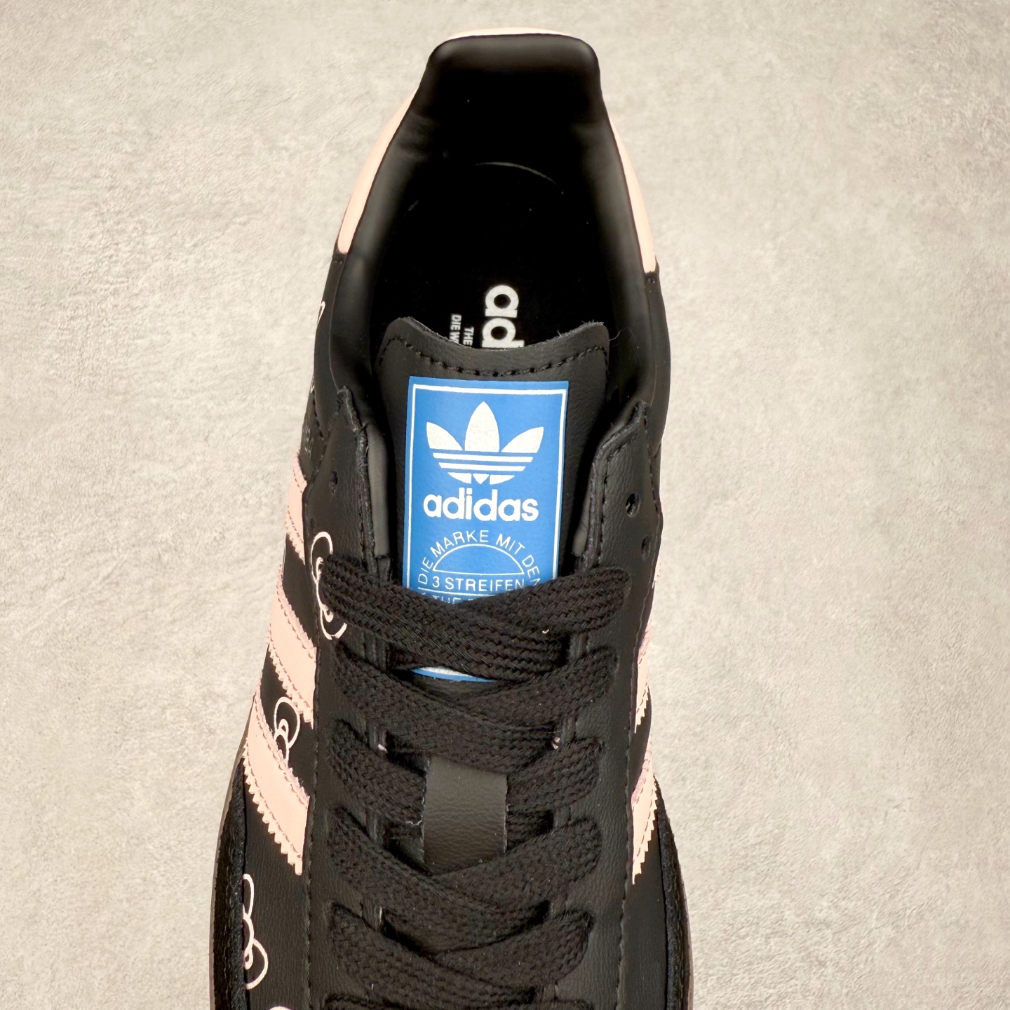 图片[5]-AD Original Samba OG 复古经典轻便板鞋 B75807 口碑大厂出品 品控大底版型不断改良更新 全套原纸板楦头开发 确保原汁原味 完美呈现桑巴版型 一比一鞋头弧度高度鞋身弧度 此版本只针对中端市场 皮料材质有所更替 其他数据细节工艺流程均保持一致 绝不口嗨 细节品控鞋型随意对比 正确烫金高频细节 原装纳米超迁皮料 独家私模橡胶大底 原盒原配 这款桑巴鞋展示了高质量的工艺 带有装饰的超锁缝制和无缝的手感 柔软、柔软的皮革造型和标志性的3条纹完成了精致的外观 正规合身鞋带 鞋面上有绒面鞋垫 橡胶鞋底 享受正畸套筒软感 自50年代首次亮相以来就一直在赢得粉丝的青睐 尺码：35.5 36 36.5 37.5 38 38.5 39 40 40.5 41 42 42.5 43 44 44.5 45-选品中心