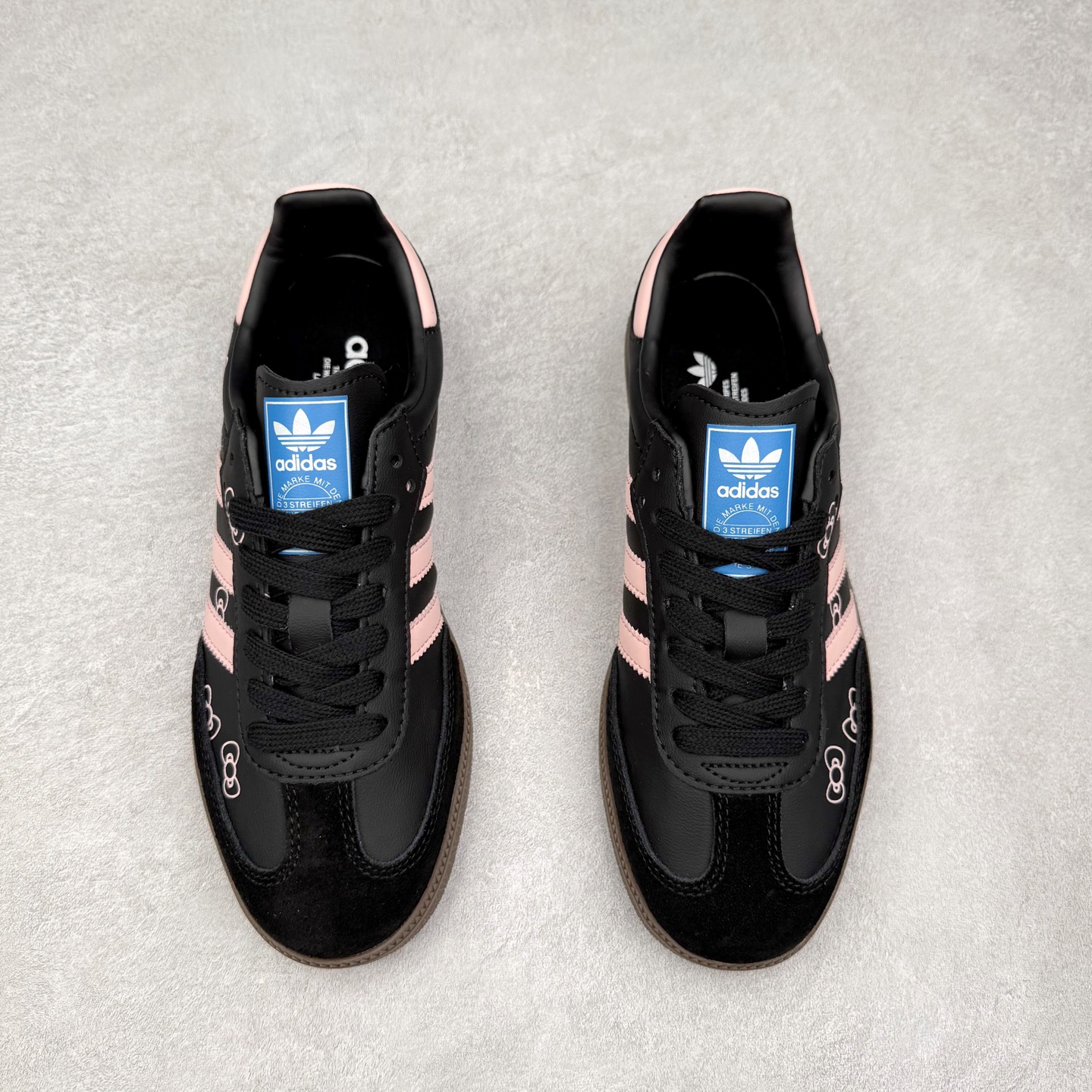 图片[2]-AD Original Samba OG 复古经典轻便板鞋 B75807 口碑大厂出品 品控大底版型不断改良更新 全套原纸板楦头开发 确保原汁原味 完美呈现桑巴版型 一比一鞋头弧度高度鞋身弧度 此版本只针对中端市场 皮料材质有所更替 其他数据细节工艺流程均保持一致 绝不口嗨 细节品控鞋型随意对比 正确烫金高频细节 原装纳米超迁皮料 独家私模橡胶大底 原盒原配 这款桑巴鞋展示了高质量的工艺 带有装饰的超锁缝制和无缝的手感 柔软、柔软的皮革造型和标志性的3条纹完成了精致的外观 正规合身鞋带 鞋面上有绒面鞋垫 橡胶鞋底 享受正畸套筒软感 自50年代首次亮相以来就一直在赢得粉丝的青睐 尺码：35.5 36 36.5 37.5 38 38.5 39 40 40.5 41 42 42.5 43 44 44.5 45-选品中心