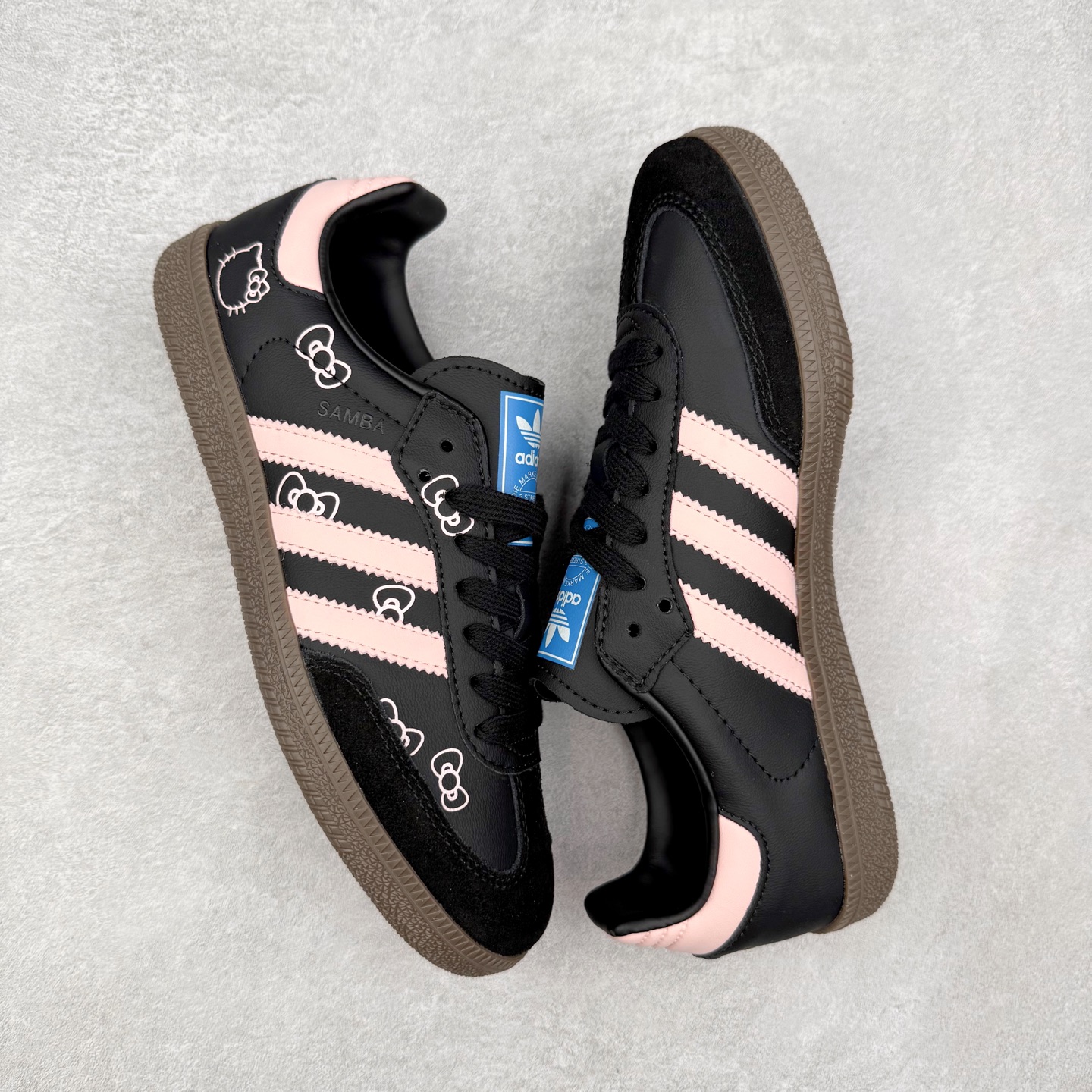 图片[3]-AD Original Samba OG 复古经典轻便板鞋 B75807 口碑大厂出品 品控大底版型不断改良更新 全套原纸板楦头开发 确保原汁原味 完美呈现桑巴版型 一比一鞋头弧度高度鞋身弧度 此版本只针对中端市场 皮料材质有所更替 其他数据细节工艺流程均保持一致 绝不口嗨 细节品控鞋型随意对比 正确烫金高频细节 原装纳米超迁皮料 独家私模橡胶大底 原盒原配 这款桑巴鞋展示了高质量的工艺 带有装饰的超锁缝制和无缝的手感 柔软、柔软的皮革造型和标志性的3条纹完成了精致的外观 正规合身鞋带 鞋面上有绒面鞋垫 橡胶鞋底 享受正畸套筒软感 自50年代首次亮相以来就一直在赢得粉丝的青睐 尺码：35.5 36 36.5 37.5 38 38.5 39 40 40.5 41 42 42.5 43 44 44.5 45-选品中心