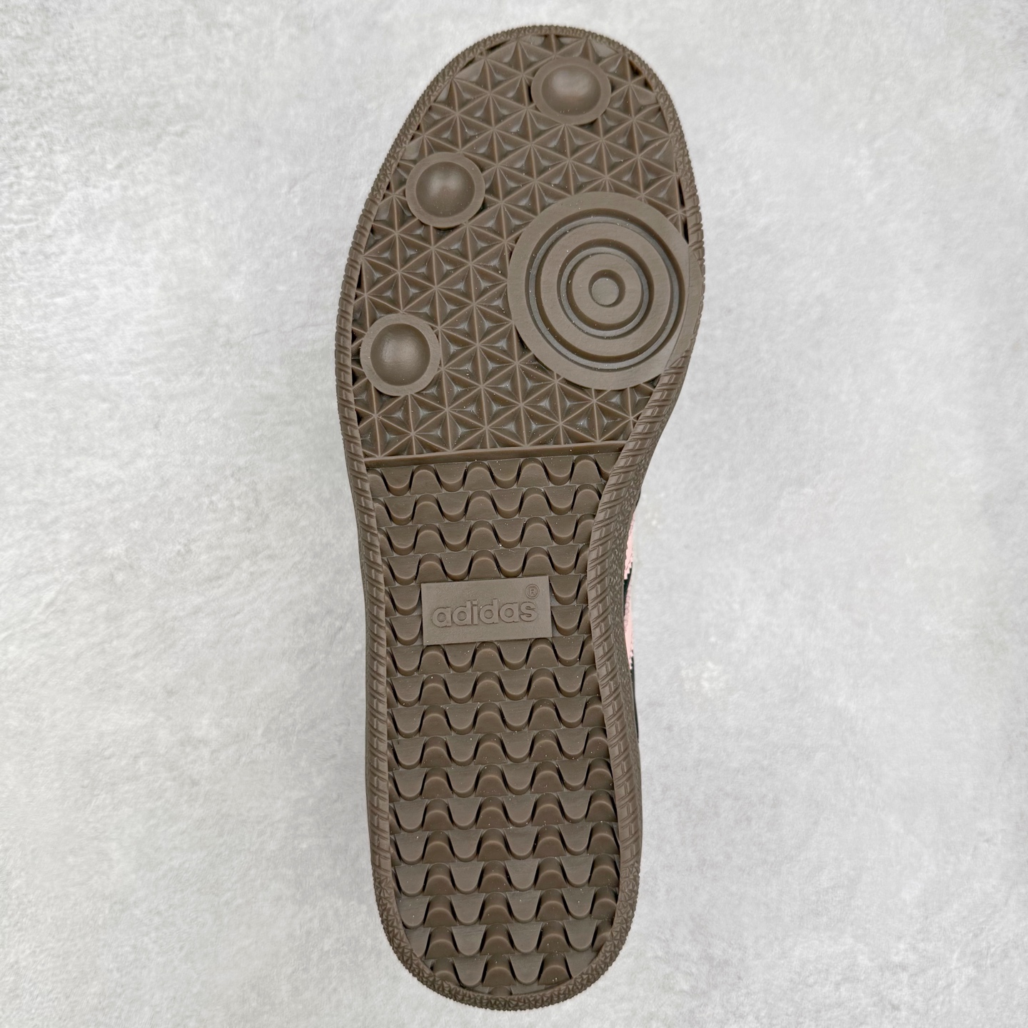 图片[9]-AD Original Samba OG 复古经典轻便板鞋 B75807 口碑大厂出品 品控大底版型不断改良更新 全套原纸板楦头开发 确保原汁原味 完美呈现桑巴版型 一比一鞋头弧度高度鞋身弧度 此版本只针对中端市场 皮料材质有所更替 其他数据细节工艺流程均保持一致 绝不口嗨 细节品控鞋型随意对比 正确烫金高频细节 原装纳米超迁皮料 独家私模橡胶大底 原盒原配 这款桑巴鞋展示了高质量的工艺 带有装饰的超锁缝制和无缝的手感 柔软、柔软的皮革造型和标志性的3条纹完成了精致的外观 正规合身鞋带 鞋面上有绒面鞋垫 橡胶鞋底 享受正畸套筒软感 自50年代首次亮相以来就一直在赢得粉丝的青睐 尺码：35.5 36 36.5 37.5 38 38.5 39 40 40.5 41 42 42.5 43 44 44.5 45-选品中心