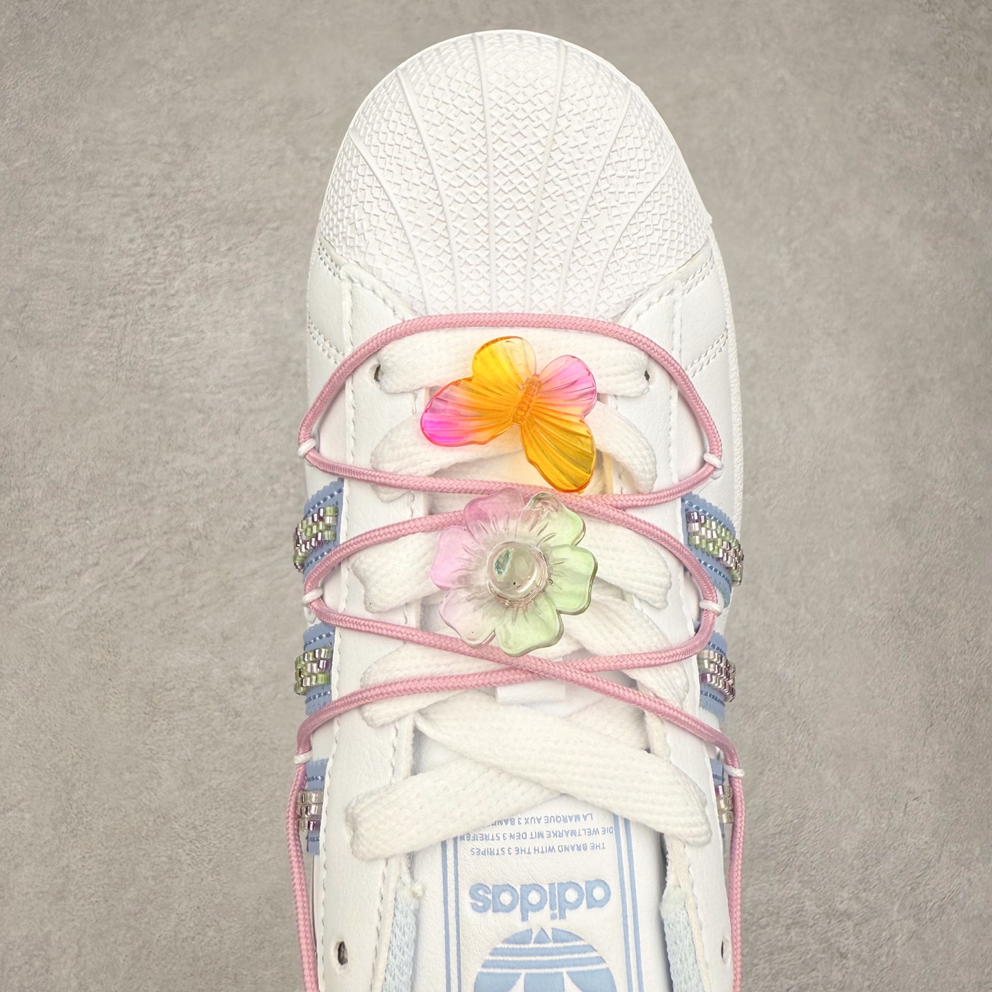 图片[4]-AD Originals Superstar 经典复古贝壳头板鞋 JR1332 诞生于1969年 是第一双将全皮面鞋 身与橡胶鞋头结合在一起的低帮篮球鞋 Superstar最开始 是作为高帮篮球鞋Pro Model的低帮版本而出现的 但因为其独特和醒目的橡胶鞋头造型而让大家熟知 被大家形象地称为\\\”shelltoe\\\”贝壳头 在70年代的美国职业篮球场上 接近3/4的NBA球员都将这双Superstar作为场上用鞋 80年代之后 经过不断的改良和发展 Superstar逐渐成为横跨时装、音乐、街头文化、休闲和运动等各大领域的时尚潮鞋 尺码：36 36.5 37 38 38.5 39 40 40.5 41 42 42.5 43 44 44.5 45-选品中心