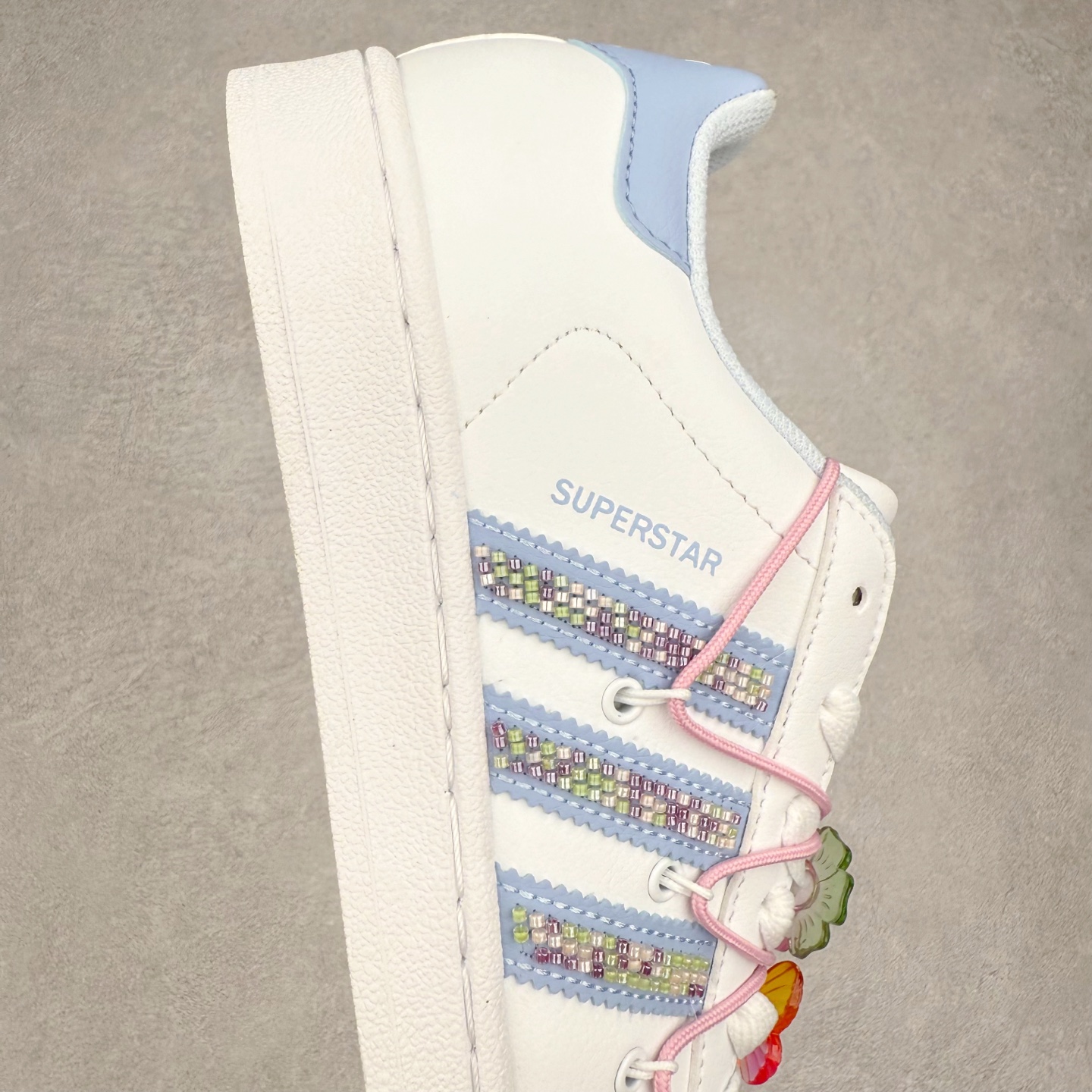 图片[6]-AD Originals Superstar 经典复古贝壳头板鞋 JR1332 诞生于1969年 是第一双将全皮面鞋 身与橡胶鞋头结合在一起的低帮篮球鞋 Superstar最开始 是作为高帮篮球鞋Pro Model的低帮版本而出现的 但因为其独特和醒目的橡胶鞋头造型而让大家熟知 被大家形象地称为\\\”shelltoe\\\”贝壳头 在70年代的美国职业篮球场上 接近3/4的NBA球员都将这双Superstar作为场上用鞋 80年代之后 经过不断的改良和发展 Superstar逐渐成为横跨时装、音乐、街头文化、休闲和运动等各大领域的时尚潮鞋 尺码：36 36.5 37 38 38.5 39 40 40.5 41 42 42.5 43 44 44.5 45-选品中心