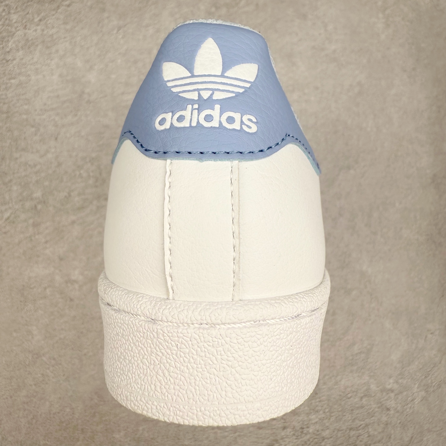 图片[8]-AD Originals Superstar 经典复古贝壳头板鞋 JR1332 诞生于1969年 是第一双将全皮面鞋 身与橡胶鞋头结合在一起的低帮篮球鞋 Superstar最开始 是作为高帮篮球鞋Pro Model的低帮版本而出现的 但因为其独特和醒目的橡胶鞋头造型而让大家熟知 被大家形象地称为\\\”shelltoe\\\”贝壳头 在70年代的美国职业篮球场上 接近3/4的NBA球员都将这双Superstar作为场上用鞋 80年代之后 经过不断的改良和发展 Superstar逐渐成为横跨时装、音乐、街头文化、休闲和运动等各大领域的时尚潮鞋 尺码：36 36.5 37 38 38.5 39 40 40.5 41 42 42.5 43 44 44.5 45-选品中心