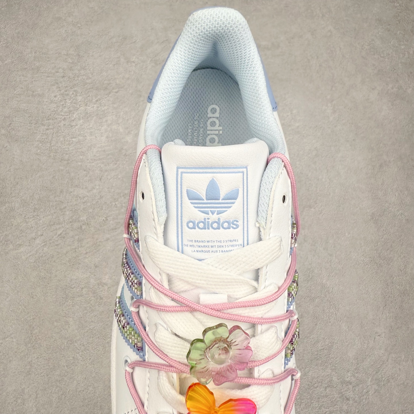 图片[5]-AD Originals Superstar 经典复古贝壳头板鞋 JR1332 诞生于1969年 是第一双将全皮面鞋 身与橡胶鞋头结合在一起的低帮篮球鞋 Superstar最开始 是作为高帮篮球鞋Pro Model的低帮版本而出现的 但因为其独特和醒目的橡胶鞋头造型而让大家熟知 被大家形象地称为\\\”shelltoe\\\”贝壳头 在70年代的美国职业篮球场上 接近3/4的NBA球员都将这双Superstar作为场上用鞋 80年代之后 经过不断的改良和发展 Superstar逐渐成为横跨时装、音乐、街头文化、休闲和运动等各大领域的时尚潮鞋 尺码：36 36.5 37 38 38.5 39 40 40.5 41 42 42.5 43 44 44.5 45-选品中心