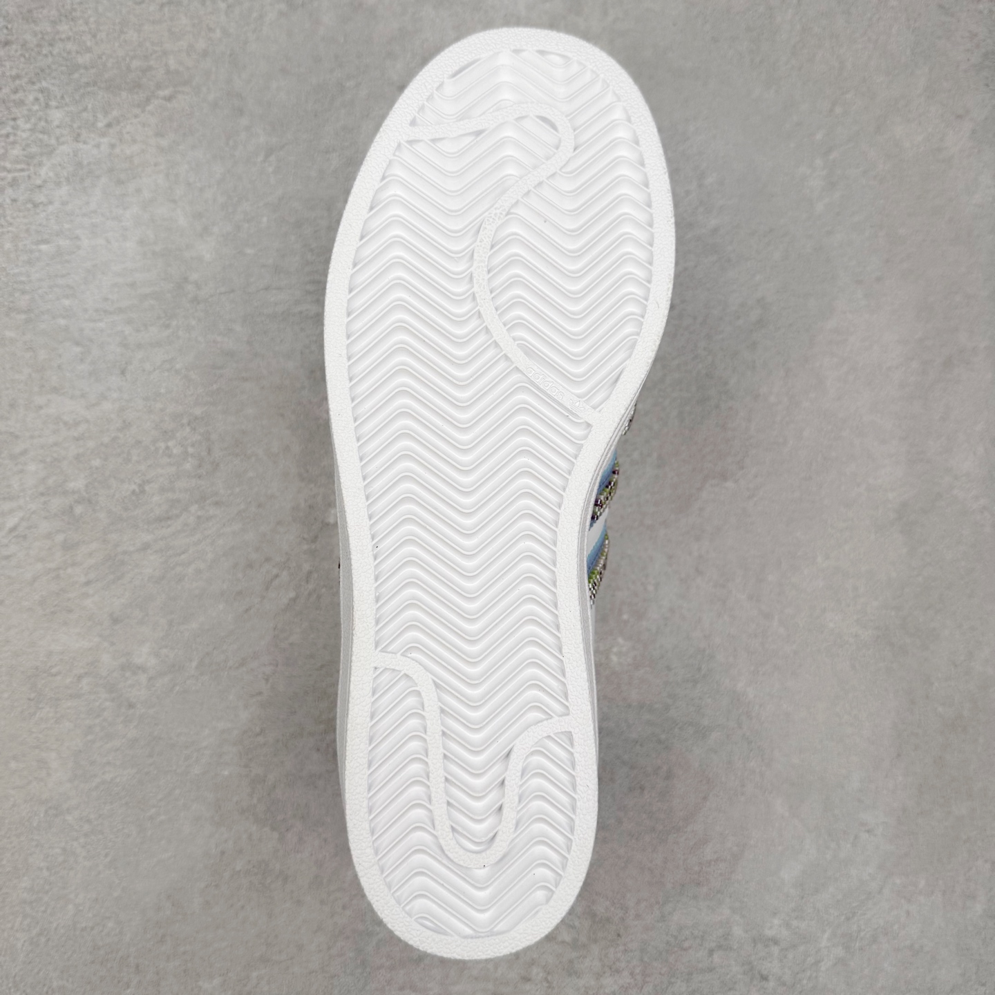 图片[9]-AD Originals Superstar 经典复古贝壳头板鞋 JR1332 诞生于1969年 是第一双将全皮面鞋 身与橡胶鞋头结合在一起的低帮篮球鞋 Superstar最开始 是作为高帮篮球鞋Pro Model的低帮版本而出现的 但因为其独特和醒目的橡胶鞋头造型而让大家熟知 被大家形象地称为\\\”shelltoe\\\”贝壳头 在70年代的美国职业篮球场上 接近3/4的NBA球员都将这双Superstar作为场上用鞋 80年代之后 经过不断的改良和发展 Superstar逐渐成为横跨时装、音乐、街头文化、休闲和运动等各大领域的时尚潮鞋 尺码：36 36.5 37 38 38.5 39 40 40.5 41 42 42.5 43 44 44.5 45-选品中心