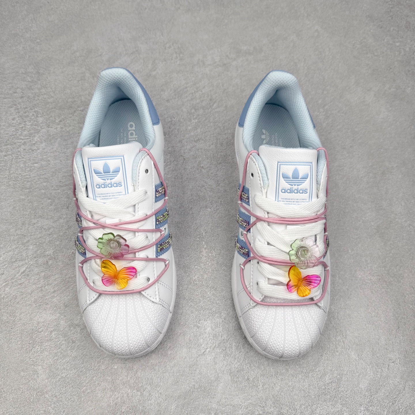 图片[2]-AD Originals Superstar 经典复古贝壳头板鞋 JR1332 诞生于1969年 是第一双将全皮面鞋 身与橡胶鞋头结合在一起的低帮篮球鞋 Superstar最开始 是作为高帮篮球鞋Pro Model的低帮版本而出现的 但因为其独特和醒目的橡胶鞋头造型而让大家熟知 被大家形象地称为\\\”shelltoe\\\”贝壳头 在70年代的美国职业篮球场上 接近3/4的NBA球员都将这双Superstar作为场上用鞋 80年代之后 经过不断的改良和发展 Superstar逐渐成为横跨时装、音乐、街头文化、休闲和运动等各大领域的时尚潮鞋 尺码：36 36.5 37 38 38.5 39 40 40.5 41 42 42.5 43 44 44.5 45-选品中心