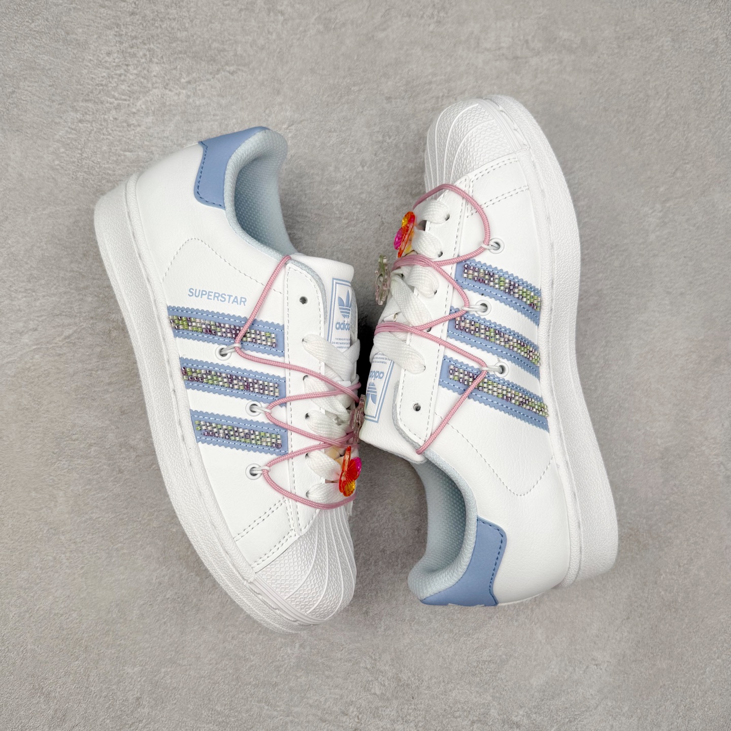 图片[3]-AD Originals Superstar 经典复古贝壳头板鞋 JR1332 诞生于1969年 是第一双将全皮面鞋 身与橡胶鞋头结合在一起的低帮篮球鞋 Superstar最开始 是作为高帮篮球鞋Pro Model的低帮版本而出现的 但因为其独特和醒目的橡胶鞋头造型而让大家熟知 被大家形象地称为\\\”shelltoe\\\”贝壳头 在70年代的美国职业篮球场上 接近3/4的NBA球员都将这双Superstar作为场上用鞋 80年代之后 经过不断的改良和发展 Superstar逐渐成为横跨时装、音乐、街头文化、休闲和运动等各大领域的时尚潮鞋 尺码：36 36.5 37 38 38.5 39 40 40.5 41 42 42.5 43 44 44.5 45-选品中心