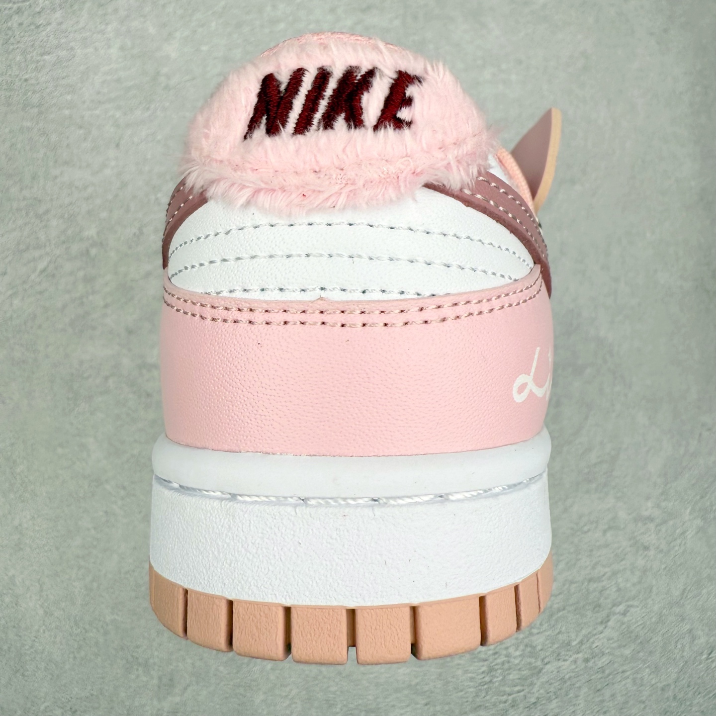 图片[8]-NK Dunk Low DO6485-600 定制系列天花板 无原鞋不开发 全系列得物原鞋一比一校对开发 配色持续更新中 终端对接 优势输出 全套原厂楦头原纸板数据档案倾力打造 原汁原味莞产 极致还原 圈内最强针车工艺 高端零售指定版 广东原厂配套原盒原标 鞋盒分三个尺码段 原厂冲刀 超高清洁度 全鞋零毛边皮料切割 采用原厂百宏鞋带以及原厂百宏织唛舌标 内标可供原厂几率过验 进口原装条纹中底布 四线拉帮白色点胶 原厂拉帮手法遵循公司 原厂电绣 极致还原 尺码：36 36.5 37.5 38 38.5 39 40 40.5 41 42 42.5 43 44 44.5 45 46-选品中心