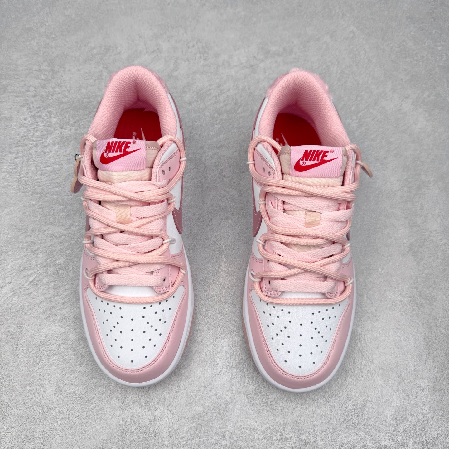 图片[2]-NK Dunk Low DO6485-600 定制系列天花板 无原鞋不开发 全系列得物原鞋一比一校对开发 配色持续更新中 终端对接 优势输出 全套原厂楦头原纸板数据档案倾力打造 原汁原味莞产 极致还原 圈内最强针车工艺 高端零售指定版 广东原厂配套原盒原标 鞋盒分三个尺码段 原厂冲刀 超高清洁度 全鞋零毛边皮料切割 采用原厂百宏鞋带以及原厂百宏织唛舌标 内标可供原厂几率过验 进口原装条纹中底布 四线拉帮白色点胶 原厂拉帮手法遵循公司 原厂电绣 极致还原 尺码：36 36.5 37.5 38 38.5 39 40 40.5 41 42 42.5 43 44 44.5 45 46-选品中心