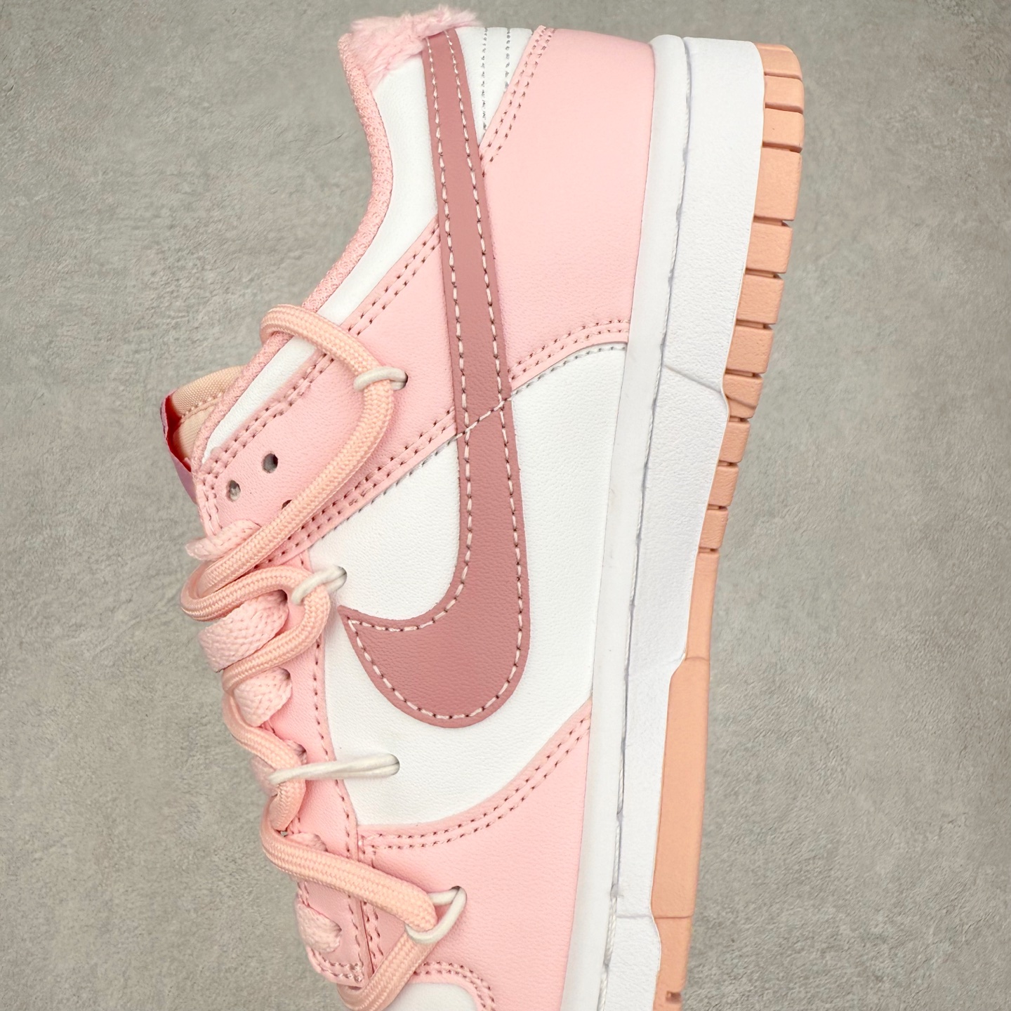 图片[7]-NK Dunk Low DO6485-600 定制系列天花板 无原鞋不开发 全系列得物原鞋一比一校对开发 配色持续更新中 终端对接 优势输出 全套原厂楦头原纸板数据档案倾力打造 原汁原味莞产 极致还原 圈内最强针车工艺 高端零售指定版 广东原厂配套原盒原标 鞋盒分三个尺码段 原厂冲刀 超高清洁度 全鞋零毛边皮料切割 采用原厂百宏鞋带以及原厂百宏织唛舌标 内标可供原厂几率过验 进口原装条纹中底布 四线拉帮白色点胶 原厂拉帮手法遵循公司 原厂电绣 极致还原 尺码：36 36.5 37.5 38 38.5 39 40 40.5 41 42 42.5 43 44 44.5 45 46-选品中心