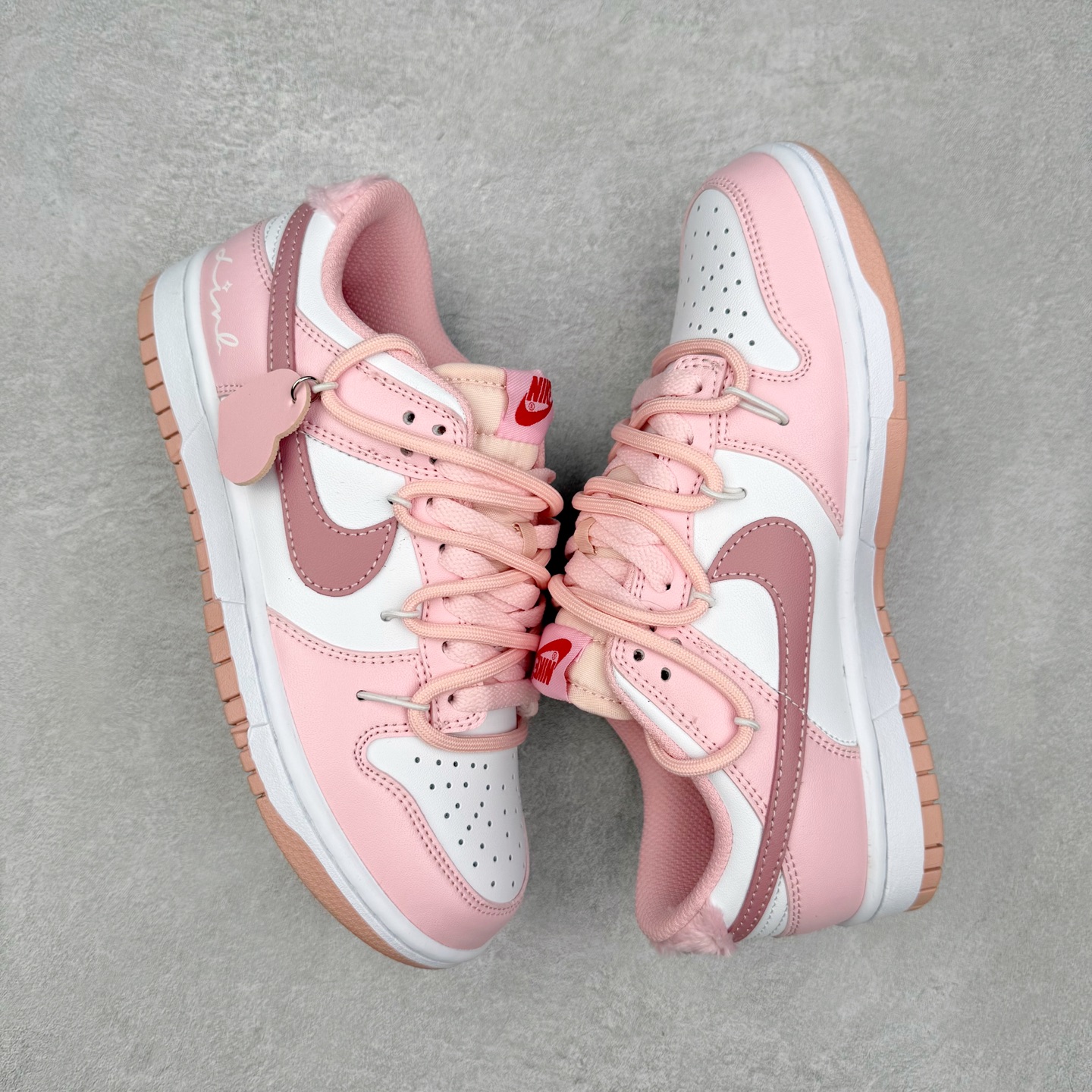 图片[3]-NK Dunk Low DO6485-600 定制系列天花板 无原鞋不开发 全系列得物原鞋一比一校对开发 配色持续更新中 终端对接 优势输出 全套原厂楦头原纸板数据档案倾力打造 原汁原味莞产 极致还原 圈内最强针车工艺 高端零售指定版 广东原厂配套原盒原标 鞋盒分三个尺码段 原厂冲刀 超高清洁度 全鞋零毛边皮料切割 采用原厂百宏鞋带以及原厂百宏织唛舌标 内标可供原厂几率过验 进口原装条纹中底布 四线拉帮白色点胶 原厂拉帮手法遵循公司 原厂电绣 极致还原 尺码：36 36.5 37.5 38 38.5 39 40 40.5 41 42 42.5 43 44 44.5 45 46-选品中心