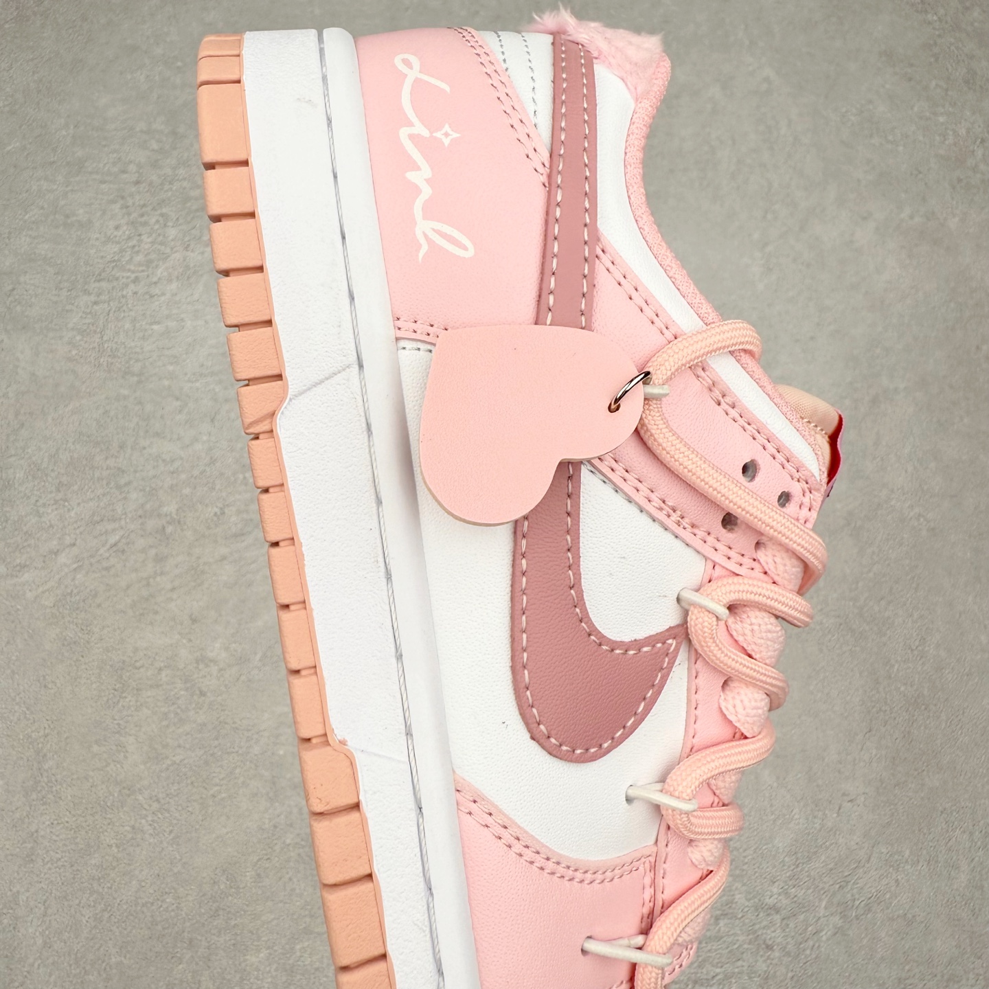 图片[6]-NK Dunk Low DO6485-600 定制系列天花板 无原鞋不开发 全系列得物原鞋一比一校对开发 配色持续更新中 终端对接 优势输出 全套原厂楦头原纸板数据档案倾力打造 原汁原味莞产 极致还原 圈内最强针车工艺 高端零售指定版 广东原厂配套原盒原标 鞋盒分三个尺码段 原厂冲刀 超高清洁度 全鞋零毛边皮料切割 采用原厂百宏鞋带以及原厂百宏织唛舌标 内标可供原厂几率过验 进口原装条纹中底布 四线拉帮白色点胶 原厂拉帮手法遵循公司 原厂电绣 极致还原 尺码：36 36.5 37.5 38 38.5 39 40 40.5 41 42 42.5 43 44 44.5 45 46-选品中心