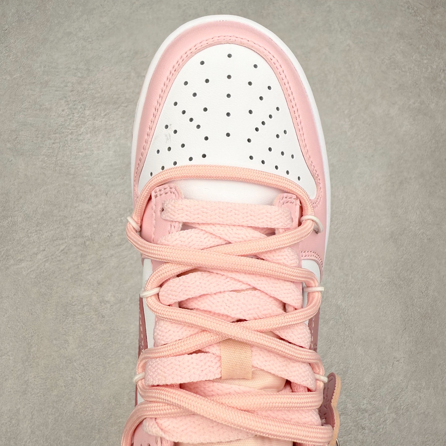 图片[4]-NK Dunk Low DO6485-600 定制系列天花板 无原鞋不开发 全系列得物原鞋一比一校对开发 配色持续更新中 终端对接 优势输出 全套原厂楦头原纸板数据档案倾力打造 原汁原味莞产 极致还原 圈内最强针车工艺 高端零售指定版 广东原厂配套原盒原标 鞋盒分三个尺码段 原厂冲刀 超高清洁度 全鞋零毛边皮料切割 采用原厂百宏鞋带以及原厂百宏织唛舌标 内标可供原厂几率过验 进口原装条纹中底布 四线拉帮白色点胶 原厂拉帮手法遵循公司 原厂电绣 极致还原 尺码：36 36.5 37.5 38 38.5 39 40 40.5 41 42 42.5 43 44 44.5 45 46-选品中心