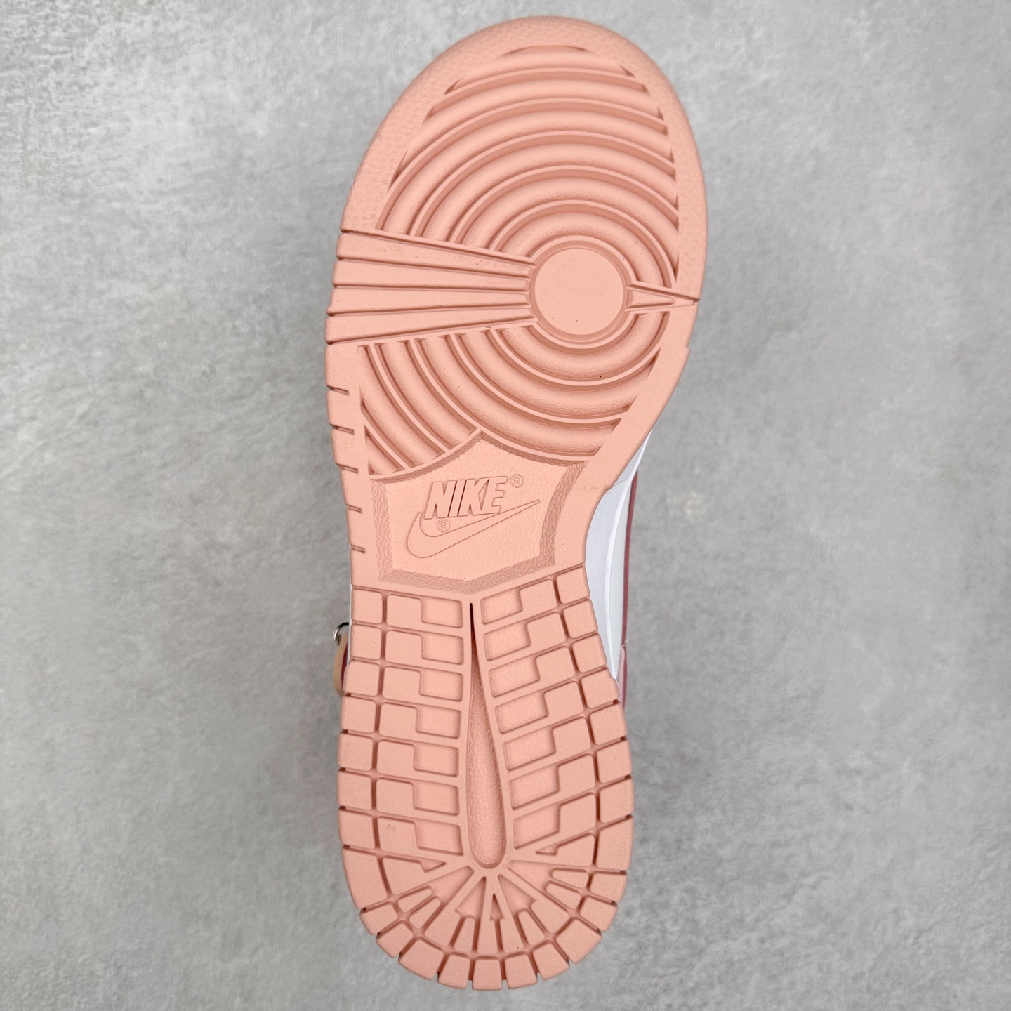 图片[9]-NK Dunk Low DO6485-600 定制系列天花板 无原鞋不开发 全系列得物原鞋一比一校对开发 配色持续更新中 终端对接 优势输出 全套原厂楦头原纸板数据档案倾力打造 原汁原味莞产 极致还原 圈内最强针车工艺 高端零售指定版 广东原厂配套原盒原标 鞋盒分三个尺码段 原厂冲刀 超高清洁度 全鞋零毛边皮料切割 采用原厂百宏鞋带以及原厂百宏织唛舌标 内标可供原厂几率过验 进口原装条纹中底布 四线拉帮白色点胶 原厂拉帮手法遵循公司 原厂电绣 极致还原 尺码：36 36.5 37.5 38 38.5 39 40 40.5 41 42 42.5 43 44 44.5 45 46-选品中心