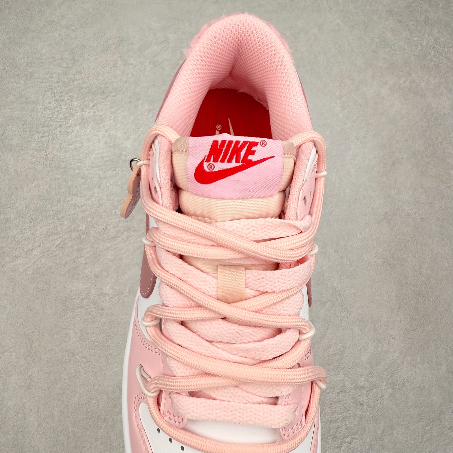 图片[5]-NK Dunk Low DO6485-600 定制系列天花板 无原鞋不开发 全系列得物原鞋一比一校对开发 配色持续更新中 终端对接 优势输出 全套原厂楦头原纸板数据档案倾力打造 原汁原味莞产 极致还原 圈内最强针车工艺 高端零售指定版 广东原厂配套原盒原标 鞋盒分三个尺码段 原厂冲刀 超高清洁度 全鞋零毛边皮料切割 采用原厂百宏鞋带以及原厂百宏织唛舌标 内标可供原厂几率过验 进口原装条纹中底布 四线拉帮白色点胶 原厂拉帮手法遵循公司 原厂电绣 极致还原 尺码：36 36.5 37.5 38 38.5 39 40 40.5 41 42 42.5 43 44 44.5 45 46-选品中心