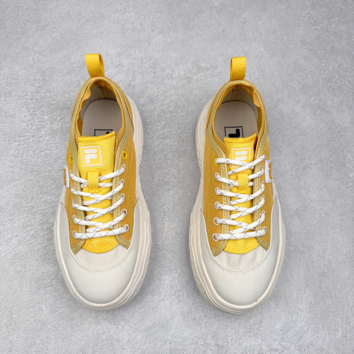 图片[2]-FILA ROCK 斐乐岩石鞋舒适百搭轻便耐磨透气减震低帮帆布鞋 FUSION 系列传承了 FILA 的百年基因，融入年轻运动及潮流文化，成为引领变革、创新突破的一代。以“1+N” 的跨界合作模式重现经典的同时创造经典。带来最出其不意的跨界合作惊喜。同时，FILAFUSION把FILA 的 DNA 融入到定制体验里，你可以随心制造厲于你的产品。FILA FUSION 的鞋家族涵盖了老爹鞋、跑步鞋、网球鞋、季节款。风格复古新潮，满足了时尚人士出行及各类运动的搭配需求，成为当下年轻人筷拥的鞋类品牌之一。FILA FUSION 走进年轻人的世界，通过年轻人运动，街舞，滑板，篮球，展现 FILA FUSION 的潮流态度和年轻文化。FILA FUSION 认为末来属于引领变革、创新突破的年轻一代，让我们一起构成 FILA 未来的蓝图吧！尺码：35.5 36 36.5 37.5 38 38.5 39 40 40.5 41 42 42.5 43 44 44.5 45 45.5-选品中心