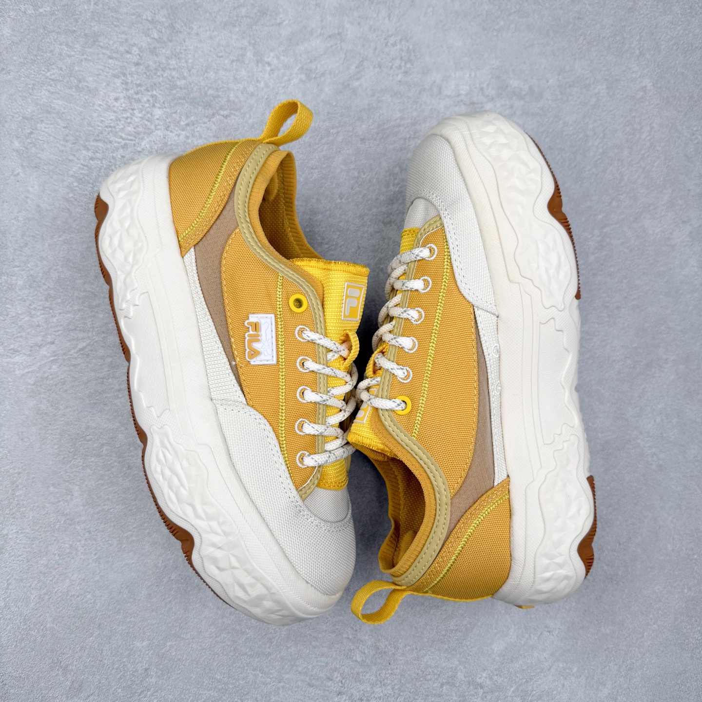 图片[3]-FILA ROCK 斐乐岩石鞋舒适百搭轻便耐磨透气减震低帮帆布鞋 FUSION 系列传承了 FILA 的百年基因，融入年轻运动及潮流文化，成为引领变革、创新突破的一代。以“1+N” 的跨界合作模式重现经典的同时创造经典。带来最出其不意的跨界合作惊喜。同时，FILAFUSION把FILA 的 DNA 融入到定制体验里，你可以随心制造厲于你的产品。FILA FUSION 的鞋家族涵盖了老爹鞋、跑步鞋、网球鞋、季节款。风格复古新潮，满足了时尚人士出行及各类运动的搭配需求，成为当下年轻人筷拥的鞋类品牌之一。FILA FUSION 走进年轻人的世界，通过年轻人运动，街舞，滑板，篮球，展现 FILA FUSION 的潮流态度和年轻文化。FILA FUSION 认为末来属于引领变革、创新突破的年轻一代，让我们一起构成 FILA 未来的蓝图吧！尺码：35.5 36 36.5 37.5 38 38.5 39 40 40.5 41 42 42.5 43 44 44.5 45 45.5-选品中心