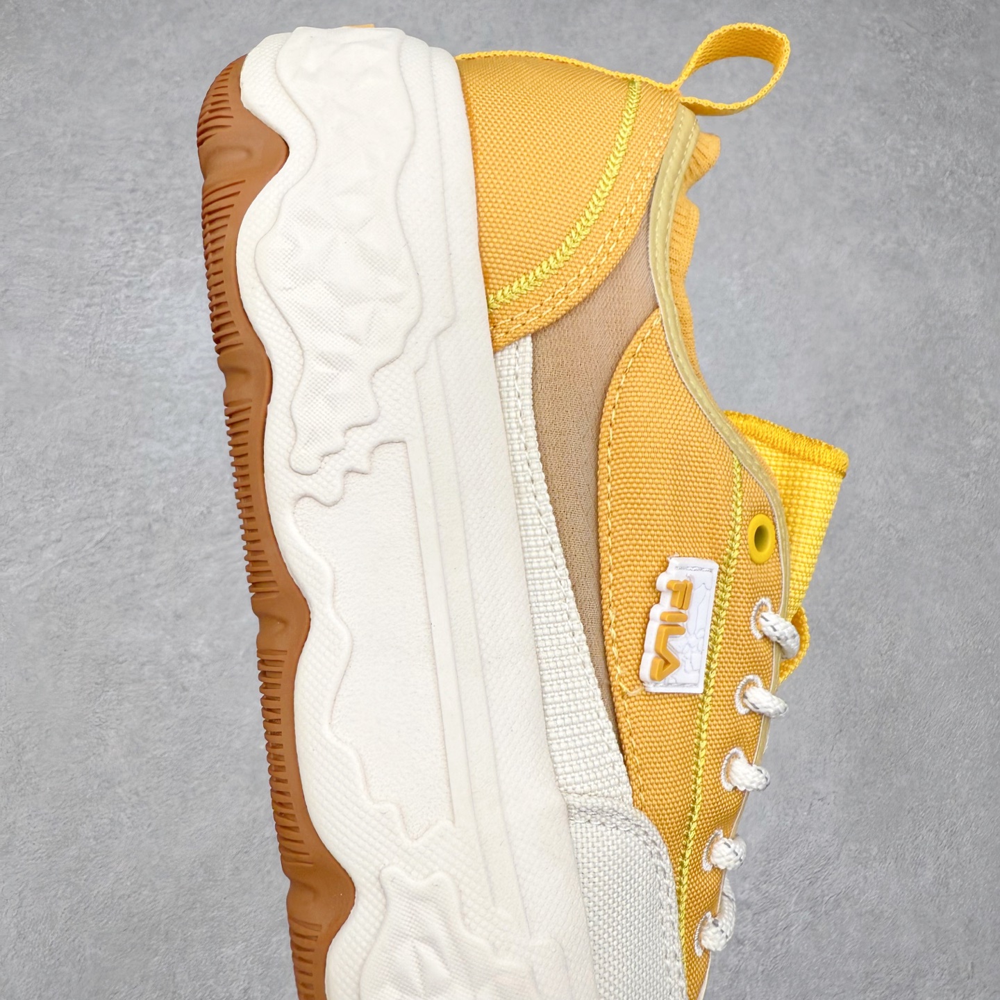 图片[6]-FILA ROCK 斐乐岩石鞋舒适百搭轻便耐磨透气减震低帮帆布鞋 FUSION 系列传承了 FILA 的百年基因，融入年轻运动及潮流文化，成为引领变革、创新突破的一代。以“1+N” 的跨界合作模式重现经典的同时创造经典。带来最出其不意的跨界合作惊喜。同时，FILAFUSION把FILA 的 DNA 融入到定制体验里，你可以随心制造厲于你的产品。FILA FUSION 的鞋家族涵盖了老爹鞋、跑步鞋、网球鞋、季节款。风格复古新潮，满足了时尚人士出行及各类运动的搭配需求，成为当下年轻人筷拥的鞋类品牌之一。FILA FUSION 走进年轻人的世界，通过年轻人运动，街舞，滑板，篮球，展现 FILA FUSION 的潮流态度和年轻文化。FILA FUSION 认为末来属于引领变革、创新突破的年轻一代，让我们一起构成 FILA 未来的蓝图吧！尺码：35.5 36 36.5 37.5 38 38.5 39 40 40.5 41 42 42.5 43 44 44.5 45 45.5-选品中心