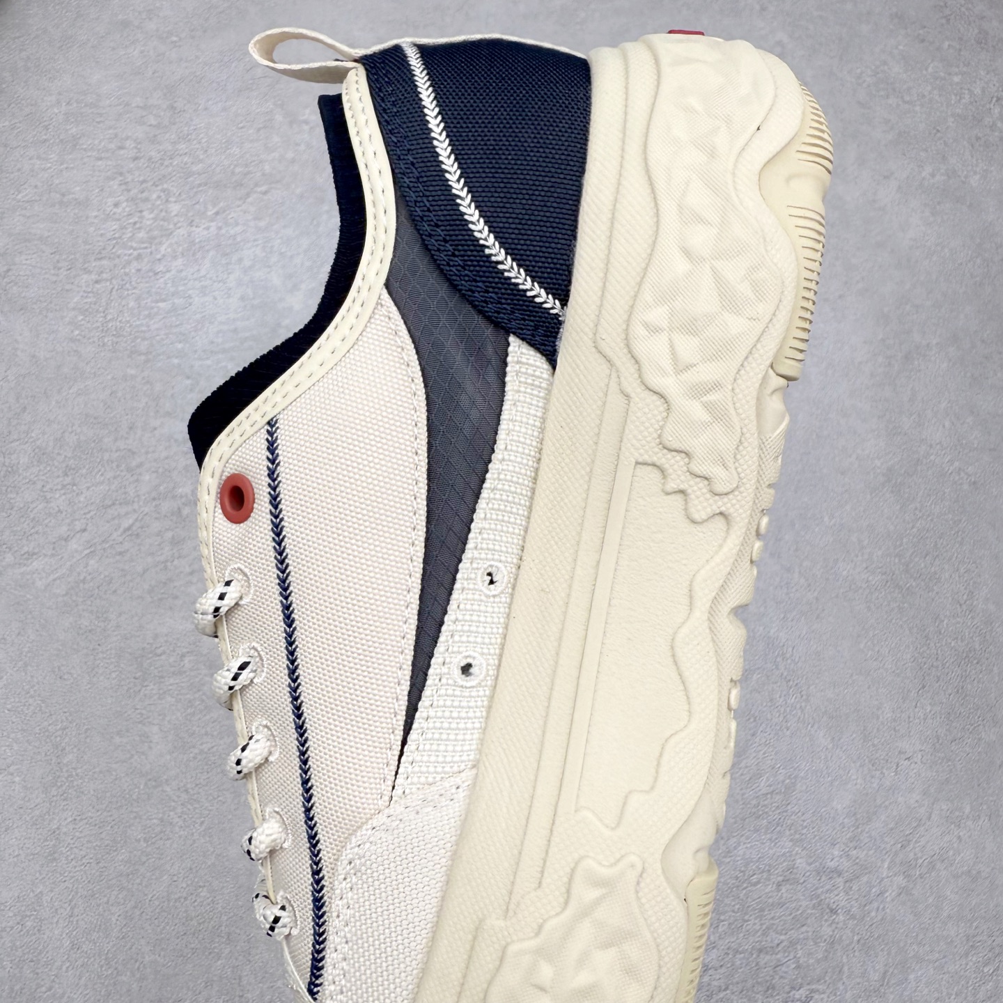 图片[7]-FILA ROCK 斐乐岩石鞋舒适百搭轻便耐磨透气减震低帮帆布鞋 FUSION 系列传承了 FILA 的百年基因，融入年轻运动及潮流文化，成为引领变革、创新突破的一代。以“1+N” 的跨界合作模式重现经典的同时创造经典。带来最出其不意的跨界合作惊喜。同时，FILAFUSION把FILA 的 DNA 融入到定制体验里，你可以随心制造厲于你的产品。FILA FUSION 的鞋家族涵盖了老爹鞋、跑步鞋、网球鞋、季节款。风格复古新潮，满足了时尚人士出行及各类运动的搭配需求，成为当下年轻人筷拥的鞋类品牌之一。FILA FUSION 走进年轻人的世界，通过年轻人运动，街舞，滑板，篮球，展现 FILA FUSION 的潮流态度和年轻文化。FILA FUSION 认为末来属于引领变革、创新突破的年轻一代，让我们一起构成 FILA 未来的蓝图吧！尺码：35.5 36 36.5 37.5 38 38.5 39 40 40.5 41 42 42.5 43 44 44.5 45 45.5-选品中心