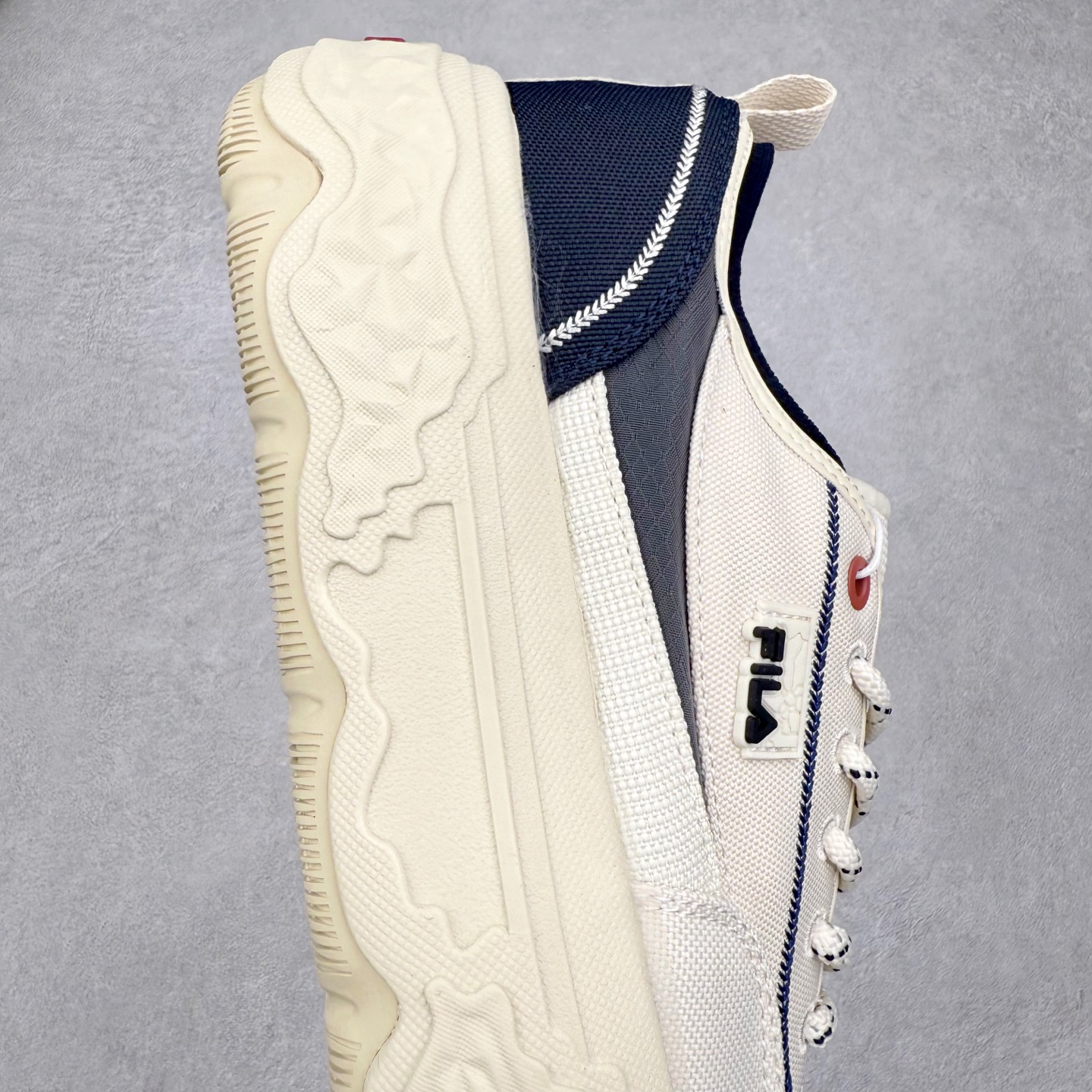 图片[6]-FILA ROCK 斐乐岩石鞋舒适百搭轻便耐磨透气减震低帮帆布鞋 FUSION 系列传承了 FILA 的百年基因，融入年轻运动及潮流文化，成为引领变革、创新突破的一代。以“1+N” 的跨界合作模式重现经典的同时创造经典。带来最出其不意的跨界合作惊喜。同时，FILAFUSION把FILA 的 DNA 融入到定制体验里，你可以随心制造厲于你的产品。FILA FUSION 的鞋家族涵盖了老爹鞋、跑步鞋、网球鞋、季节款。风格复古新潮，满足了时尚人士出行及各类运动的搭配需求，成为当下年轻人筷拥的鞋类品牌之一。FILA FUSION 走进年轻人的世界，通过年轻人运动，街舞，滑板，篮球，展现 FILA FUSION 的潮流态度和年轻文化。FILA FUSION 认为末来属于引领变革、创新突破的年轻一代，让我们一起构成 FILA 未来的蓝图吧！尺码：35.5 36 36.5 37.5 38 38.5 39 40 40.5 41 42 42.5 43 44 44.5 45 45.5-选品中心