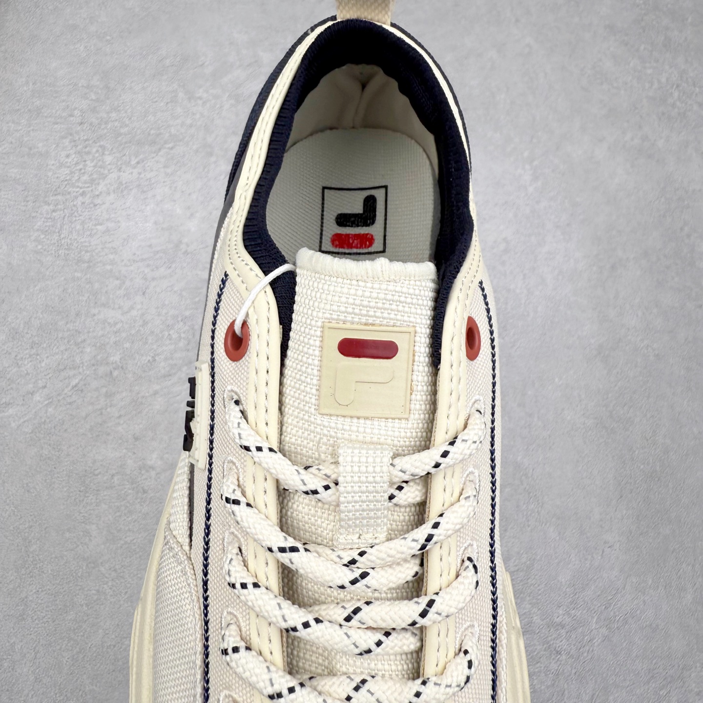 图片[5]-FILA ROCK 斐乐岩石鞋舒适百搭轻便耐磨透气减震低帮帆布鞋 FUSION 系列传承了 FILA 的百年基因，融入年轻运动及潮流文化，成为引领变革、创新突破的一代。以“1+N” 的跨界合作模式重现经典的同时创造经典。带来最出其不意的跨界合作惊喜。同时，FILAFUSION把FILA 的 DNA 融入到定制体验里，你可以随心制造厲于你的产品。FILA FUSION 的鞋家族涵盖了老爹鞋、跑步鞋、网球鞋、季节款。风格复古新潮，满足了时尚人士出行及各类运动的搭配需求，成为当下年轻人筷拥的鞋类品牌之一。FILA FUSION 走进年轻人的世界，通过年轻人运动，街舞，滑板，篮球，展现 FILA FUSION 的潮流态度和年轻文化。FILA FUSION 认为末来属于引领变革、创新突破的年轻一代，让我们一起构成 FILA 未来的蓝图吧！尺码：35.5 36 36.5 37.5 38 38.5 39 40 40.5 41 42 42.5 43 44 44.5 45 45.5-选品中心