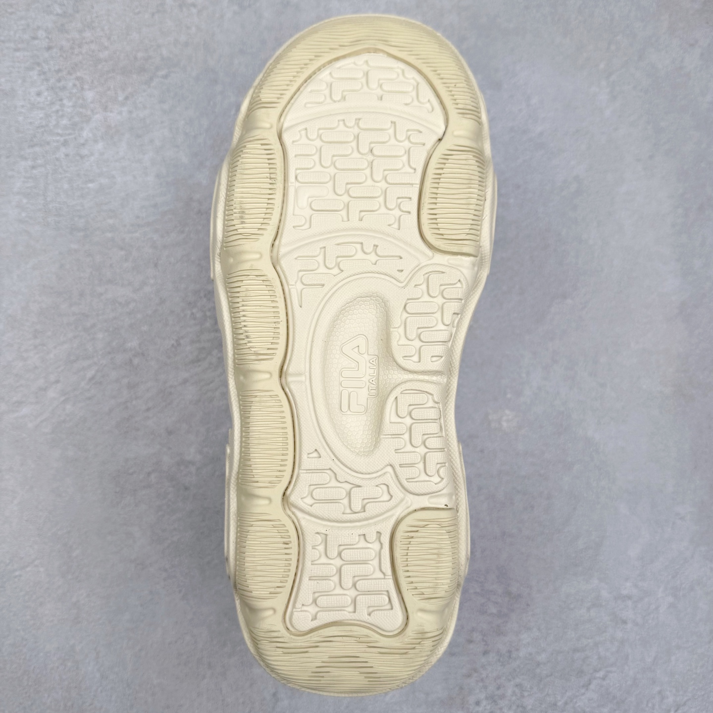 图片[9]-FILA ROCK 斐乐岩石鞋舒适百搭轻便耐磨透气减震低帮帆布鞋 FUSION 系列传承了 FILA 的百年基因，融入年轻运动及潮流文化，成为引领变革、创新突破的一代。以“1+N” 的跨界合作模式重现经典的同时创造经典。带来最出其不意的跨界合作惊喜。同时，FILAFUSION把FILA 的 DNA 融入到定制体验里，你可以随心制造厲于你的产品。FILA FUSION 的鞋家族涵盖了老爹鞋、跑步鞋、网球鞋、季节款。风格复古新潮，满足了时尚人士出行及各类运动的搭配需求，成为当下年轻人筷拥的鞋类品牌之一。FILA FUSION 走进年轻人的世界，通过年轻人运动，街舞，滑板，篮球，展现 FILA FUSION 的潮流态度和年轻文化。FILA FUSION 认为末来属于引领变革、创新突破的年轻一代，让我们一起构成 FILA 未来的蓝图吧！尺码：35.5 36 36.5 37.5 38 38.5 39 40 40.5 41 42 42.5 43 44 44.5 45 45.5-选品中心