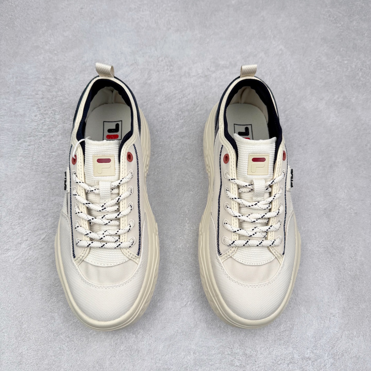 图片[2]-FILA ROCK 斐乐岩石鞋舒适百搭轻便耐磨透气减震低帮帆布鞋 FUSION 系列传承了 FILA 的百年基因，融入年轻运动及潮流文化，成为引领变革、创新突破的一代。以“1+N” 的跨界合作模式重现经典的同时创造经典。带来最出其不意的跨界合作惊喜。同时，FILAFUSION把FILA 的 DNA 融入到定制体验里，你可以随心制造厲于你的产品。FILA FUSION 的鞋家族涵盖了老爹鞋、跑步鞋、网球鞋、季节款。风格复古新潮，满足了时尚人士出行及各类运动的搭配需求，成为当下年轻人筷拥的鞋类品牌之一。FILA FUSION 走进年轻人的世界，通过年轻人运动，街舞，滑板，篮球，展现 FILA FUSION 的潮流态度和年轻文化。FILA FUSION 认为末来属于引领变革、创新突破的年轻一代，让我们一起构成 FILA 未来的蓝图吧！尺码：35.5 36 36.5 37.5 38 38.5 39 40 40.5 41 42 42.5 43 44 44.5 45 45.5-选品中心