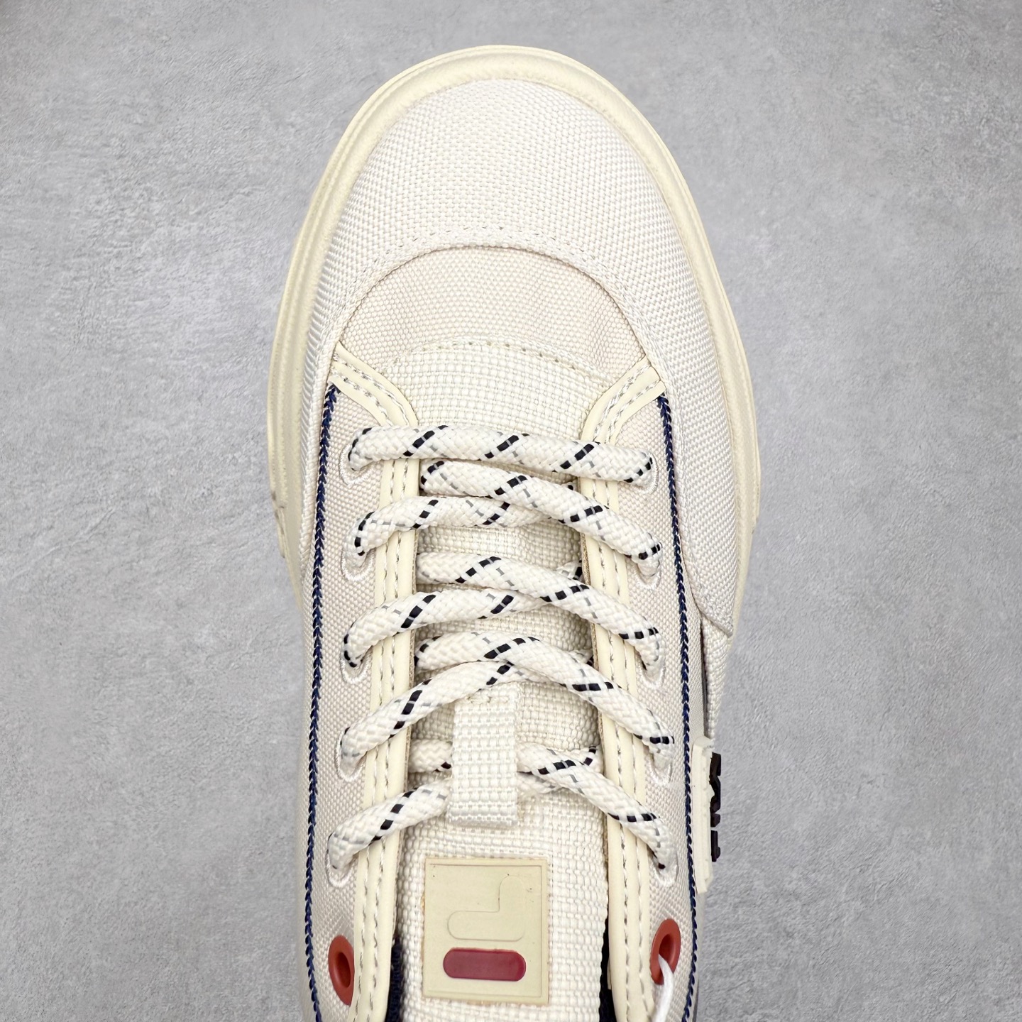 图片[4]-FILA ROCK 斐乐岩石鞋舒适百搭轻便耐磨透气减震低帮帆布鞋 FUSION 系列传承了 FILA 的百年基因，融入年轻运动及潮流文化，成为引领变革、创新突破的一代。以“1+N” 的跨界合作模式重现经典的同时创造经典。带来最出其不意的跨界合作惊喜。同时，FILAFUSION把FILA 的 DNA 融入到定制体验里，你可以随心制造厲于你的产品。FILA FUSION 的鞋家族涵盖了老爹鞋、跑步鞋、网球鞋、季节款。风格复古新潮，满足了时尚人士出行及各类运动的搭配需求，成为当下年轻人筷拥的鞋类品牌之一。FILA FUSION 走进年轻人的世界，通过年轻人运动，街舞，滑板，篮球，展现 FILA FUSION 的潮流态度和年轻文化。FILA FUSION 认为末来属于引领变革、创新突破的年轻一代，让我们一起构成 FILA 未来的蓝图吧！尺码：35.5 36 36.5 37.5 38 38.5 39 40 40.5 41 42 42.5 43 44 44.5 45 45.5-选品中心