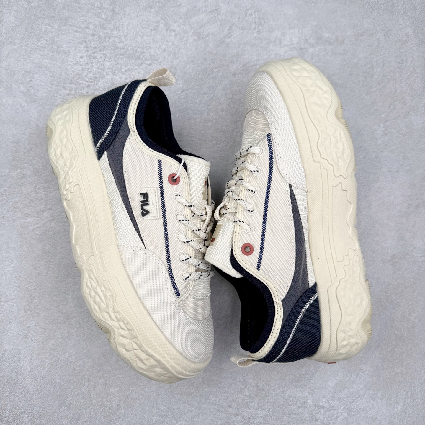 图片[3]-FILA ROCK 斐乐岩石鞋舒适百搭轻便耐磨透气减震低帮帆布鞋 FUSION 系列传承了 FILA 的百年基因，融入年轻运动及潮流文化，成为引领变革、创新突破的一代。以“1+N” 的跨界合作模式重现经典的同时创造经典。带来最出其不意的跨界合作惊喜。同时，FILAFUSION把FILA 的 DNA 融入到定制体验里，你可以随心制造厲于你的产品。FILA FUSION 的鞋家族涵盖了老爹鞋、跑步鞋、网球鞋、季节款。风格复古新潮，满足了时尚人士出行及各类运动的搭配需求，成为当下年轻人筷拥的鞋类品牌之一。FILA FUSION 走进年轻人的世界，通过年轻人运动，街舞，滑板，篮球，展现 FILA FUSION 的潮流态度和年轻文化。FILA FUSION 认为末来属于引领变革、创新突破的年轻一代，让我们一起构成 FILA 未来的蓝图吧！尺码：35.5 36 36.5 37.5 38 38.5 39 40 40.5 41 42 42.5 43 44 44.5 45 45.5-选品中心