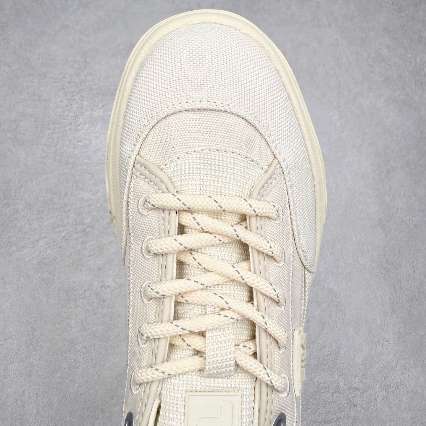 图片[4]-FILA ROCK 斐乐岩石鞋舒适百搭轻便耐磨透气减震低帮帆布鞋 FUSION 系列传承了 FILA 的百年基因，融入年轻运动及潮流文化，成为引领变革、创新突破的一代。以“1+N” 的跨界合作模式重现经典的同时创造经典。带来最出其不意的跨界合作惊喜。同时，FILAFUSION把FILA 的 DNA 融入到定制体验里，你可以随心制造厲于你的产品。FILA FUSION 的鞋家族涵盖了老爹鞋、跑步鞋、网球鞋、季节款。风格复古新潮，满足了时尚人士出行及各类运动的搭配需求，成为当下年轻人筷拥的鞋类品牌之一。FILA FUSION 走进年轻人的世界，通过年轻人运动，街舞，滑板，篮球，展现 FILA FUSION 的潮流态度和年轻文化。FILA FUSION 认为末来属于引领变革、创新突破的年轻一代，让我们一起构成 FILA 未来的蓝图吧！尺码：35.5 36 36.5 37.5 38 38.5 39 40 40.5 41 42 42.5 43 44 44.5 45 45.5-选品中心