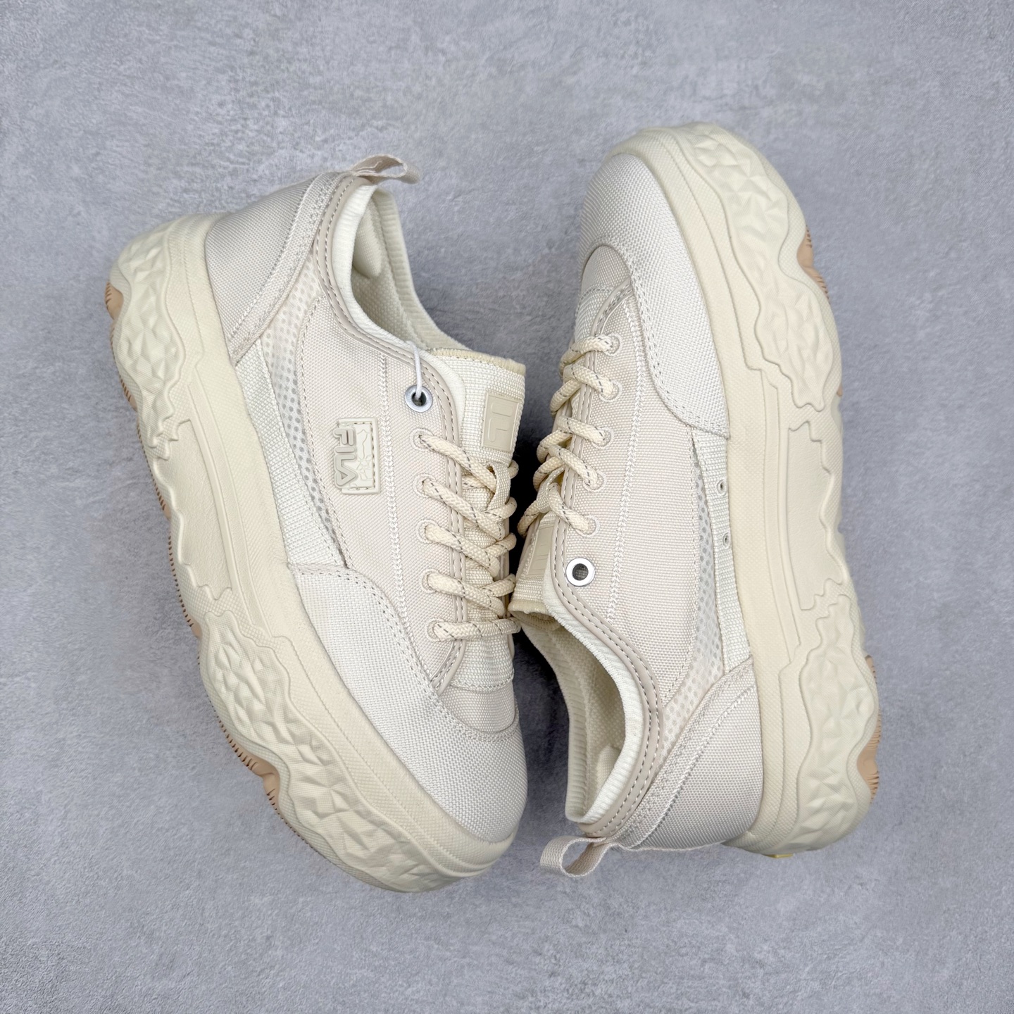 图片[3]-FILA ROCK 斐乐岩石鞋舒适百搭轻便耐磨透气减震低帮帆布鞋 FUSION 系列传承了 FILA 的百年基因，融入年轻运动及潮流文化，成为引领变革、创新突破的一代。以“1+N” 的跨界合作模式重现经典的同时创造经典。带来最出其不意的跨界合作惊喜。同时，FILAFUSION把FILA 的 DNA 融入到定制体验里，你可以随心制造厲于你的产品。FILA FUSION 的鞋家族涵盖了老爹鞋、跑步鞋、网球鞋、季节款。风格复古新潮，满足了时尚人士出行及各类运动的搭配需求，成为当下年轻人筷拥的鞋类品牌之一。FILA FUSION 走进年轻人的世界，通过年轻人运动，街舞，滑板，篮球，展现 FILA FUSION 的潮流态度和年轻文化。FILA FUSION 认为末来属于引领变革、创新突破的年轻一代，让我们一起构成 FILA 未来的蓝图吧！尺码：35.5 36 36.5 37.5 38 38.5 39 40 40.5 41 42 42.5 43 44 44.5 45 45.5-选品中心